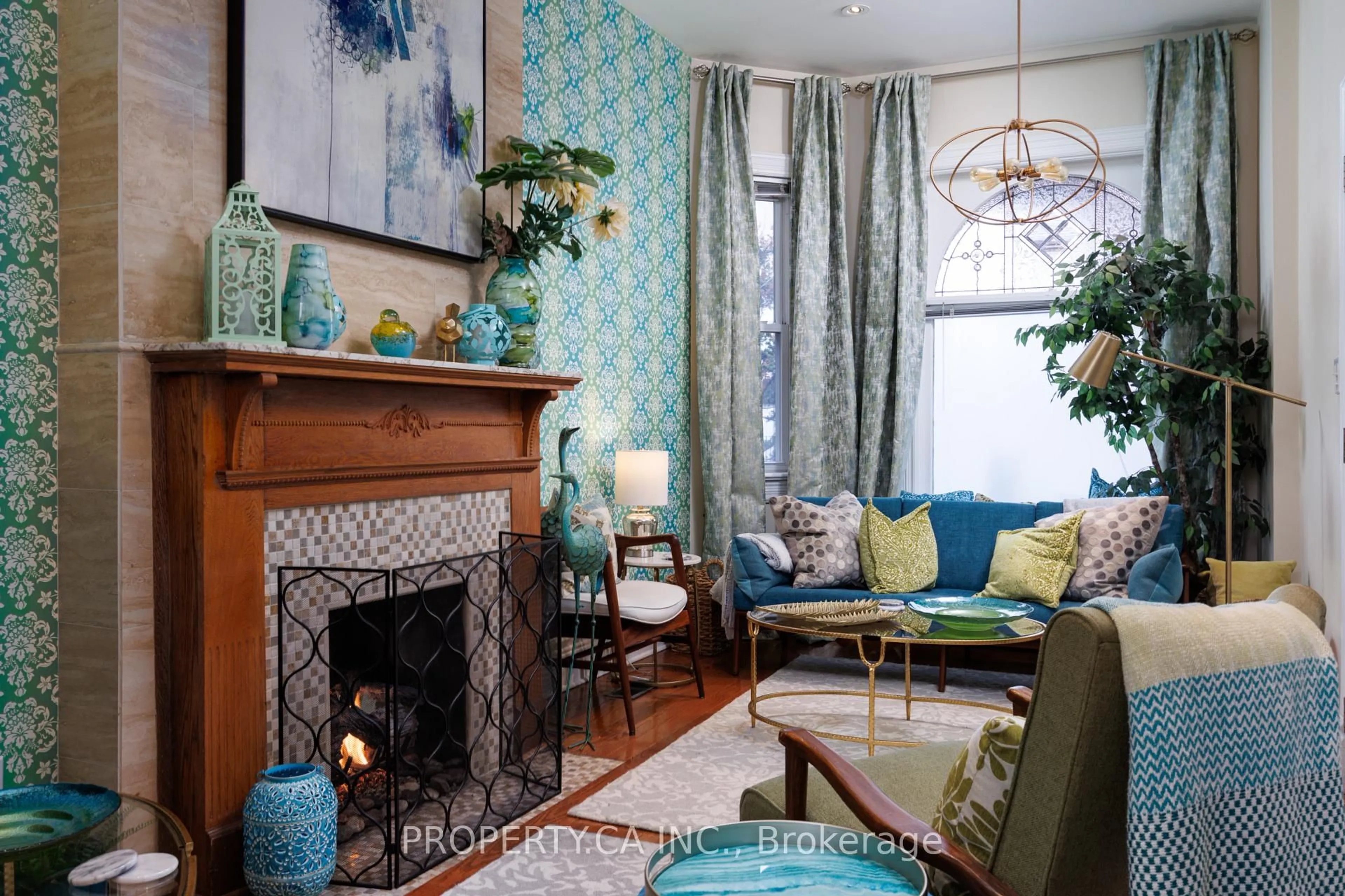 Living room with furniture, unknown for 235 Markham St, Toronto Ontario M6J 2G7