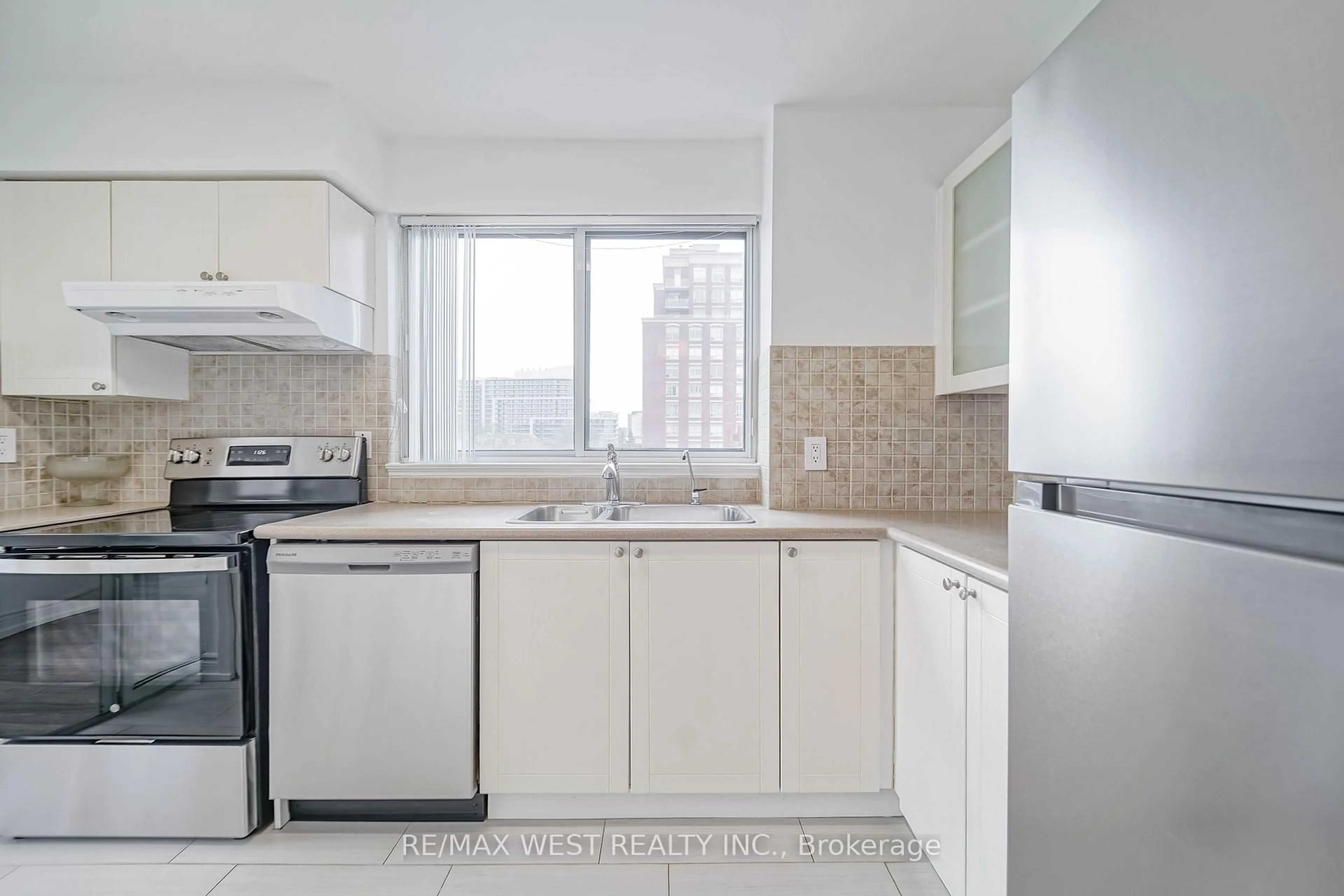 Standard kitchen, unknown for 1 Hycrest Ave #602, Toronto Ontario M2N 6V8