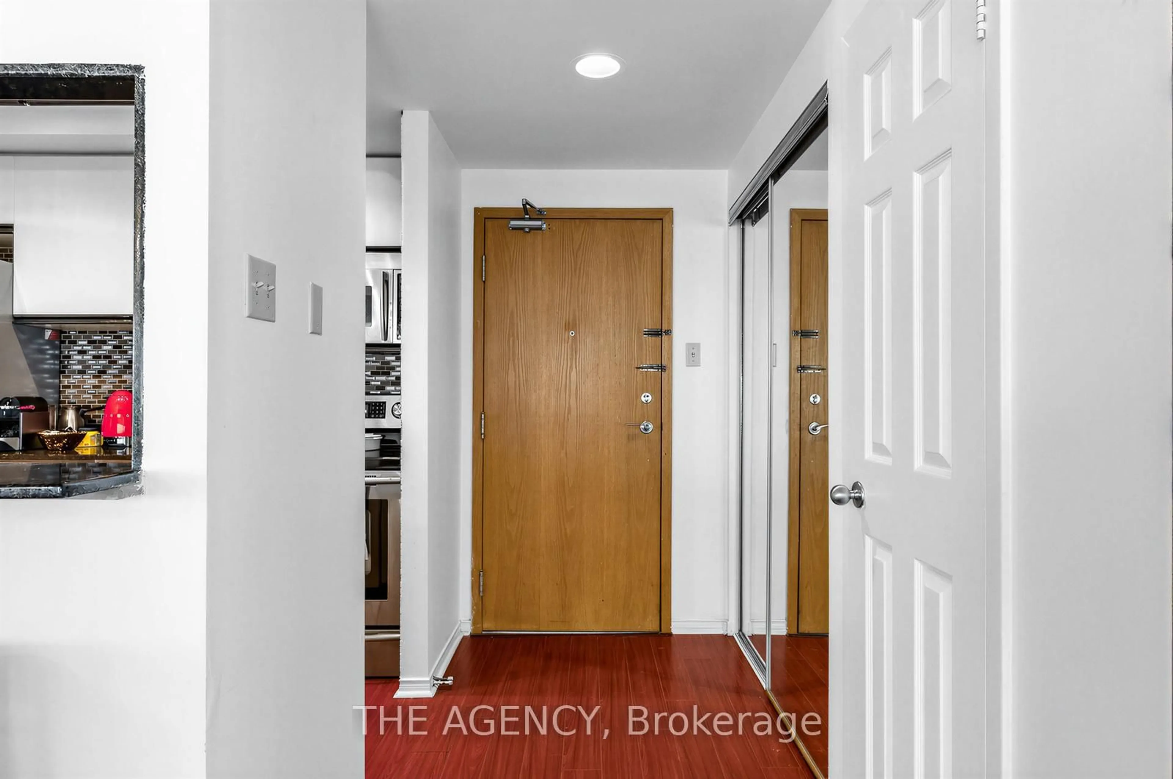 Indoor entryway for 99 Harbour Sq #606, Toronto Ontario M5J 2H2