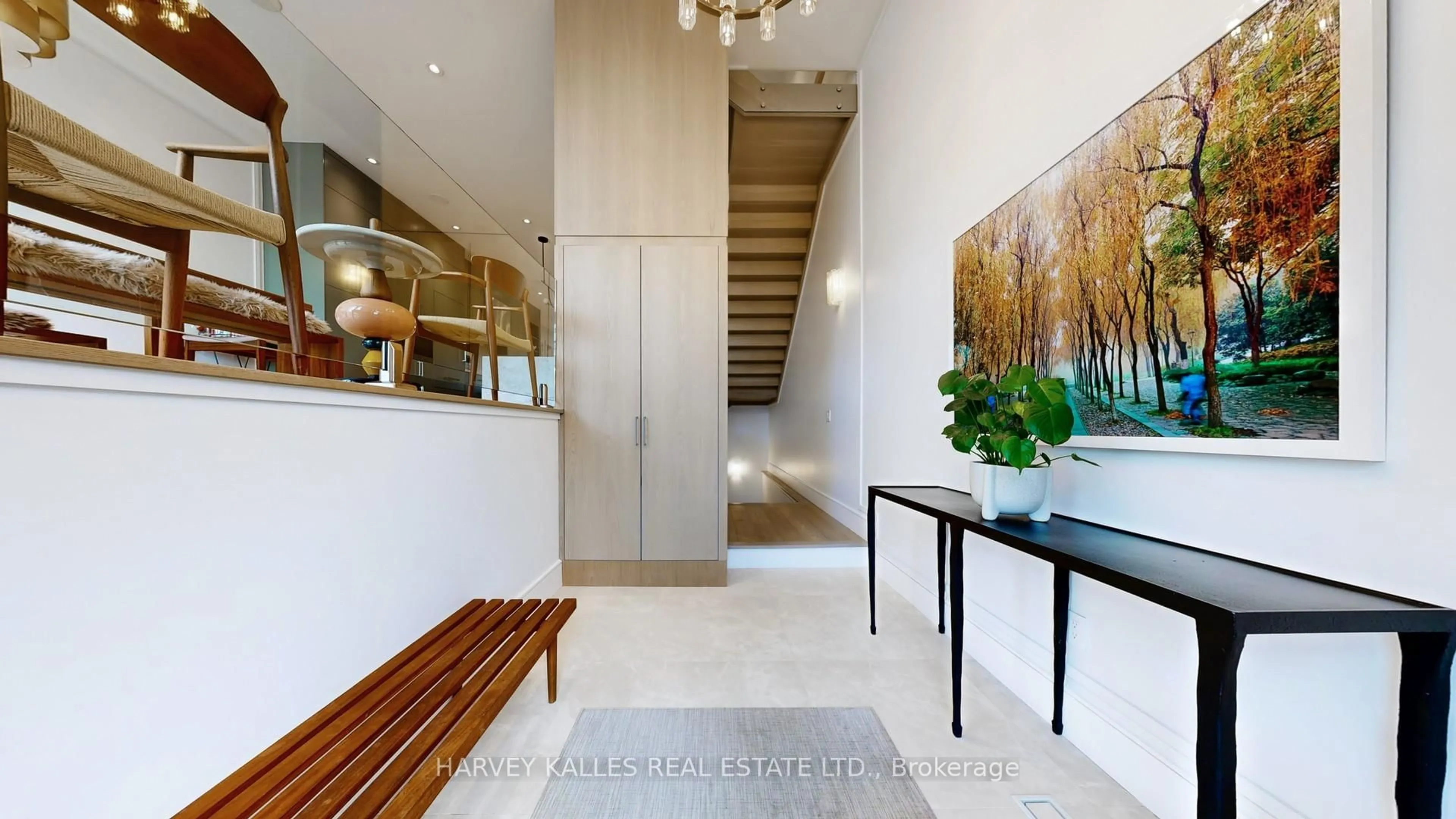 Indoor foyer for 313 Rosewell Ave, Toronto Ontario M4R 2B1