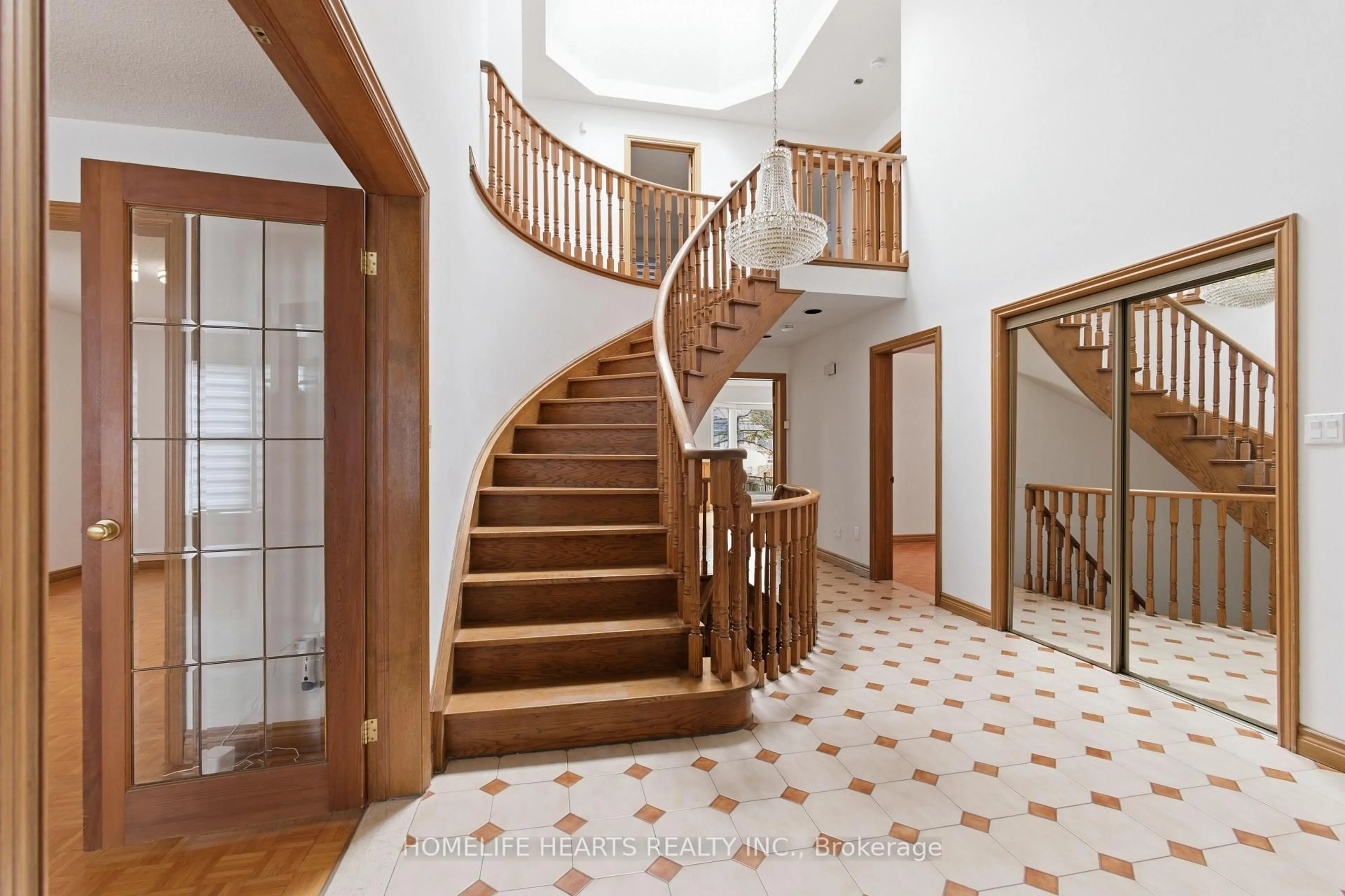 Indoor foyer for 107 Pemberton Ave, Toronto Ontario M2M 1Y4