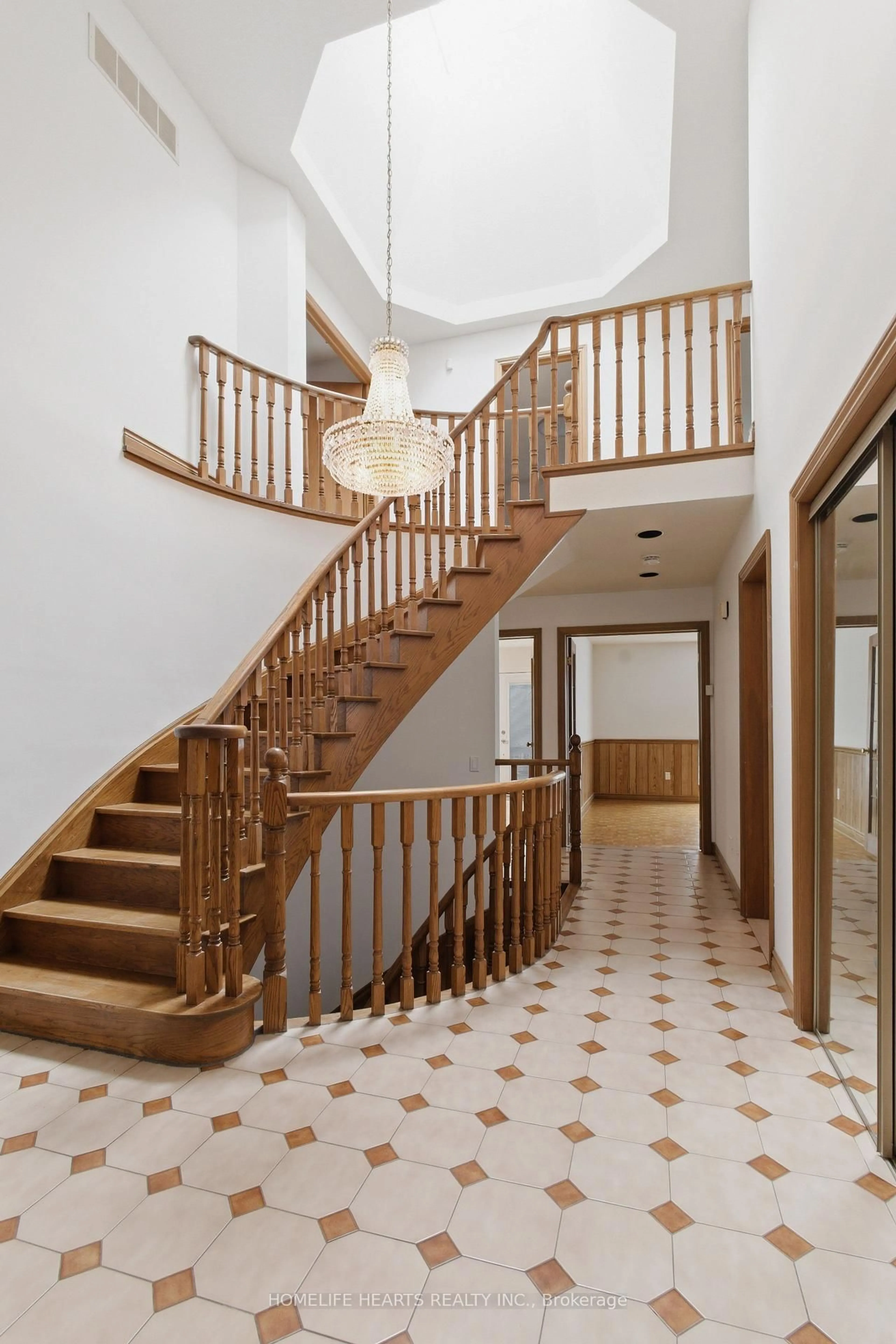 Indoor foyer for 107 Pemberton Ave, Toronto Ontario M2M 1Y4