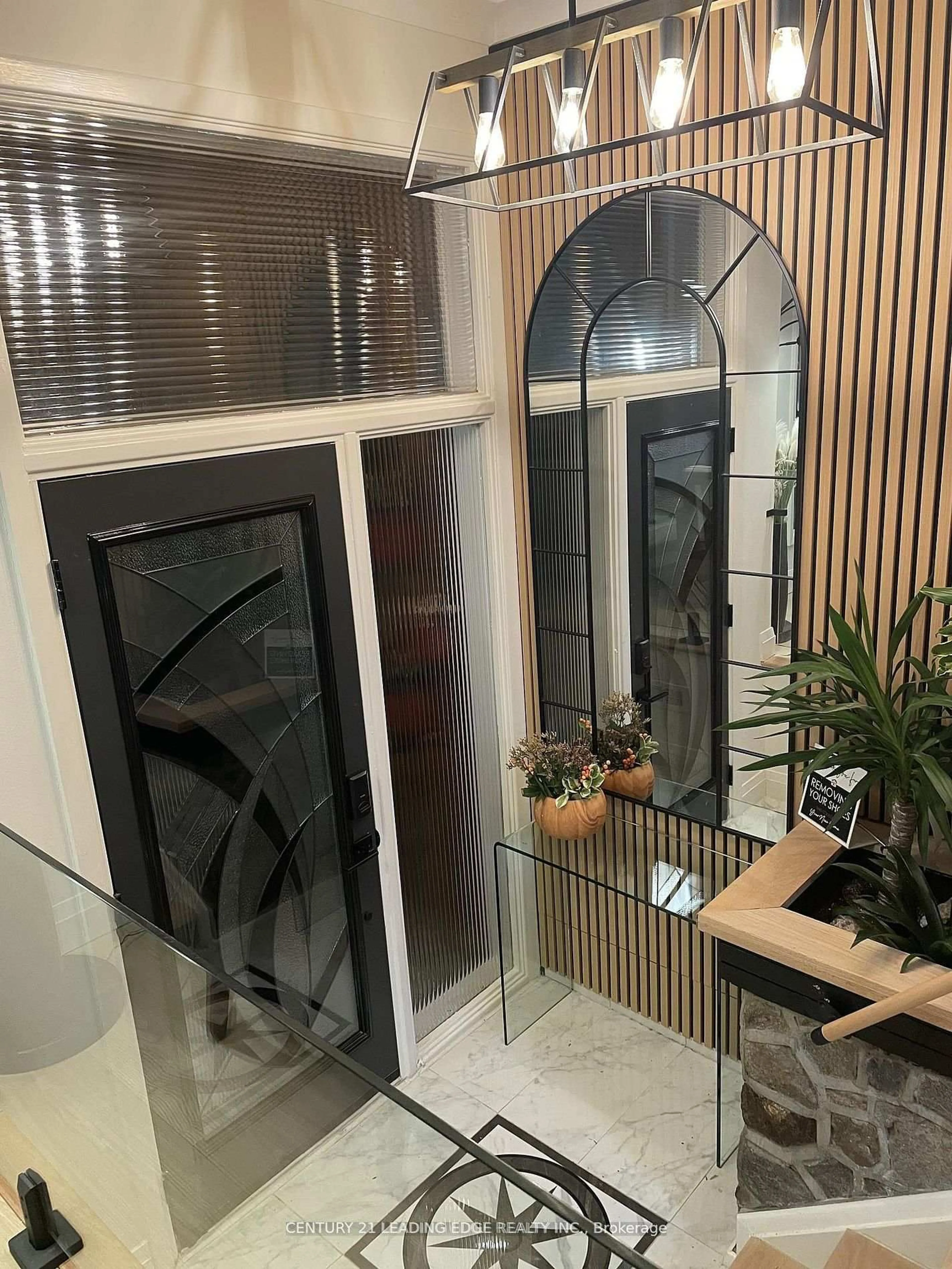 Indoor foyer for 112 Wyndcliff Cres, Toronto Ontario M4A 2K3