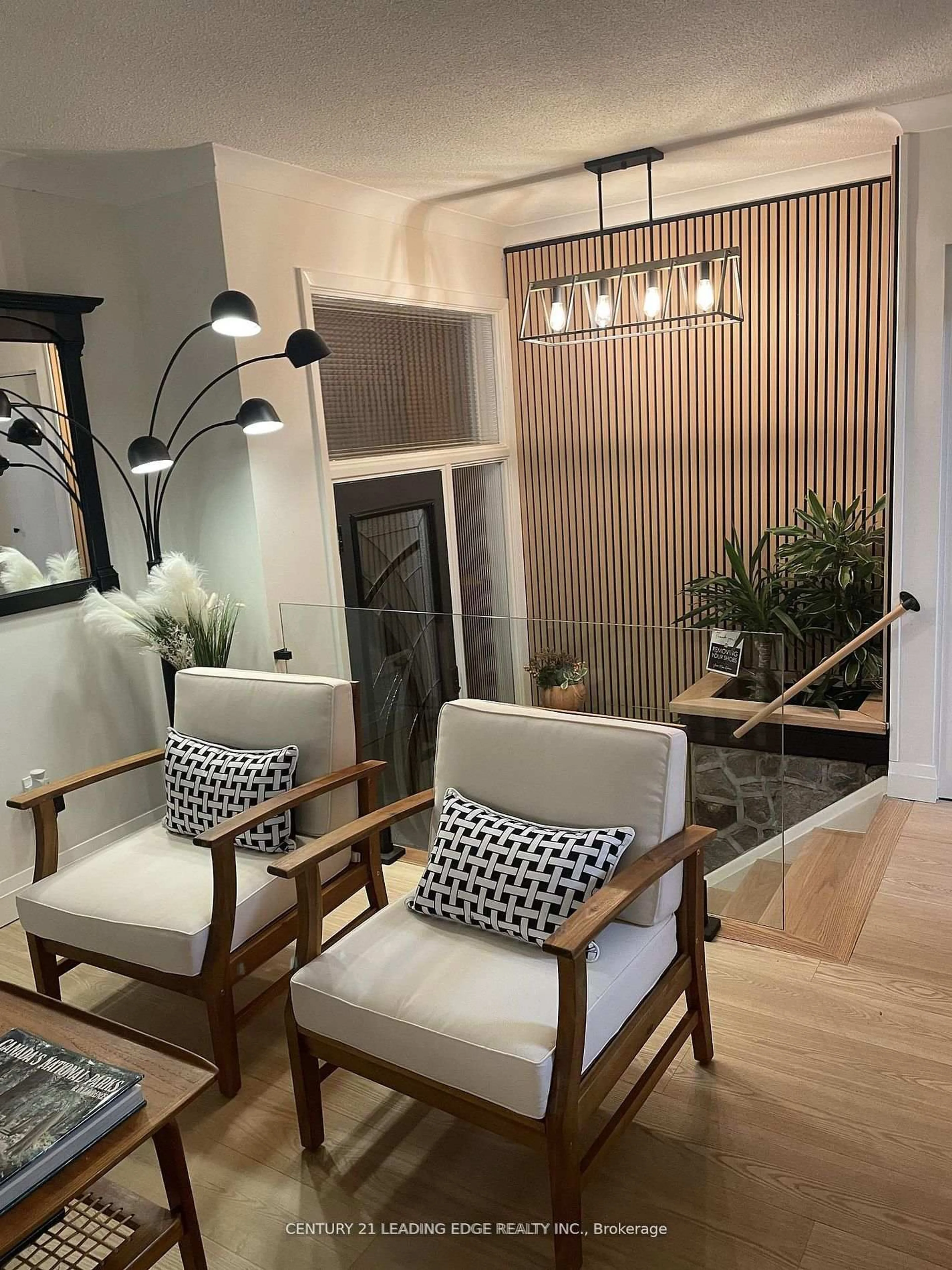 Indoor entryway for 112 Wyndcliff Cres, Toronto Ontario M4A 2K3