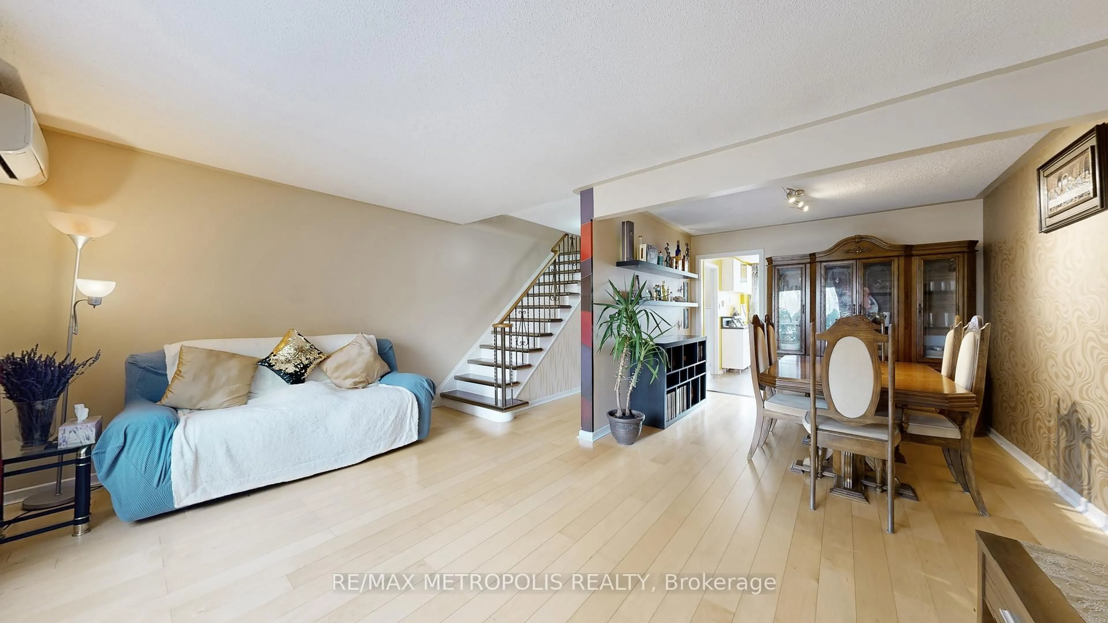 Indoor foyer for 13 Candy Court Way #13, Toronto Ontario M2R 2Y7