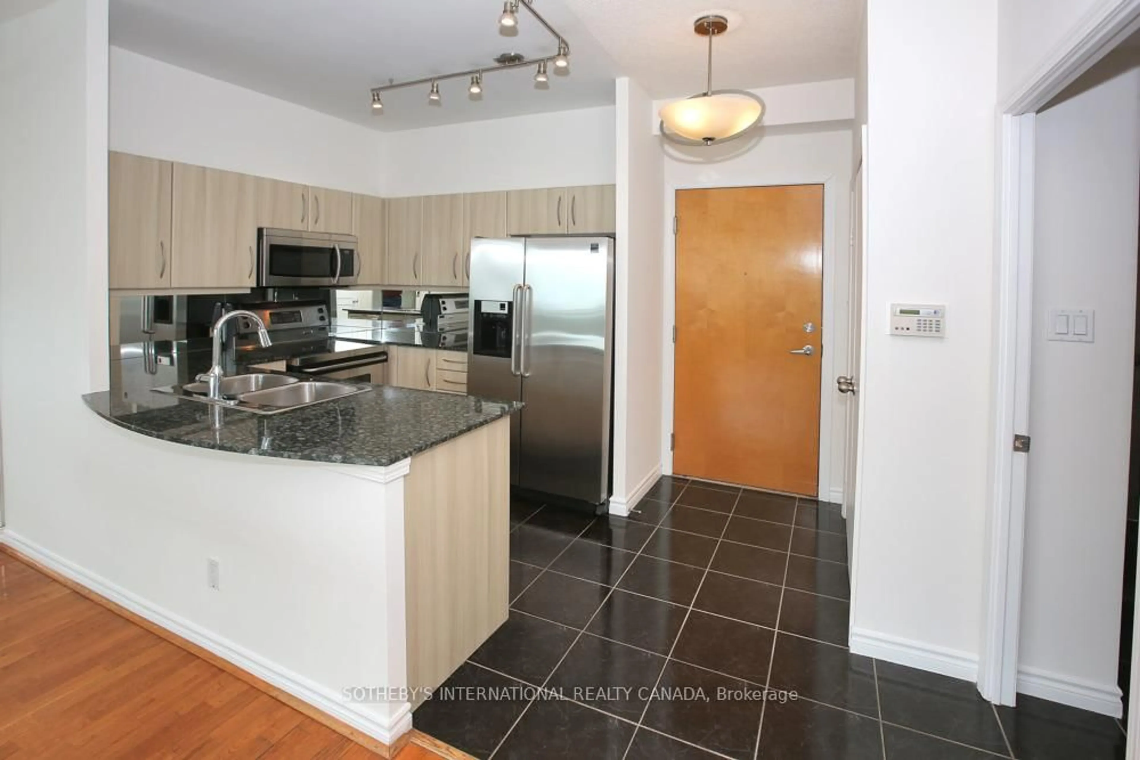 Standard kitchen, ceramic/tile floor for 600 Queen Quay #SPH22, Toronto Ontario M5V 3M3