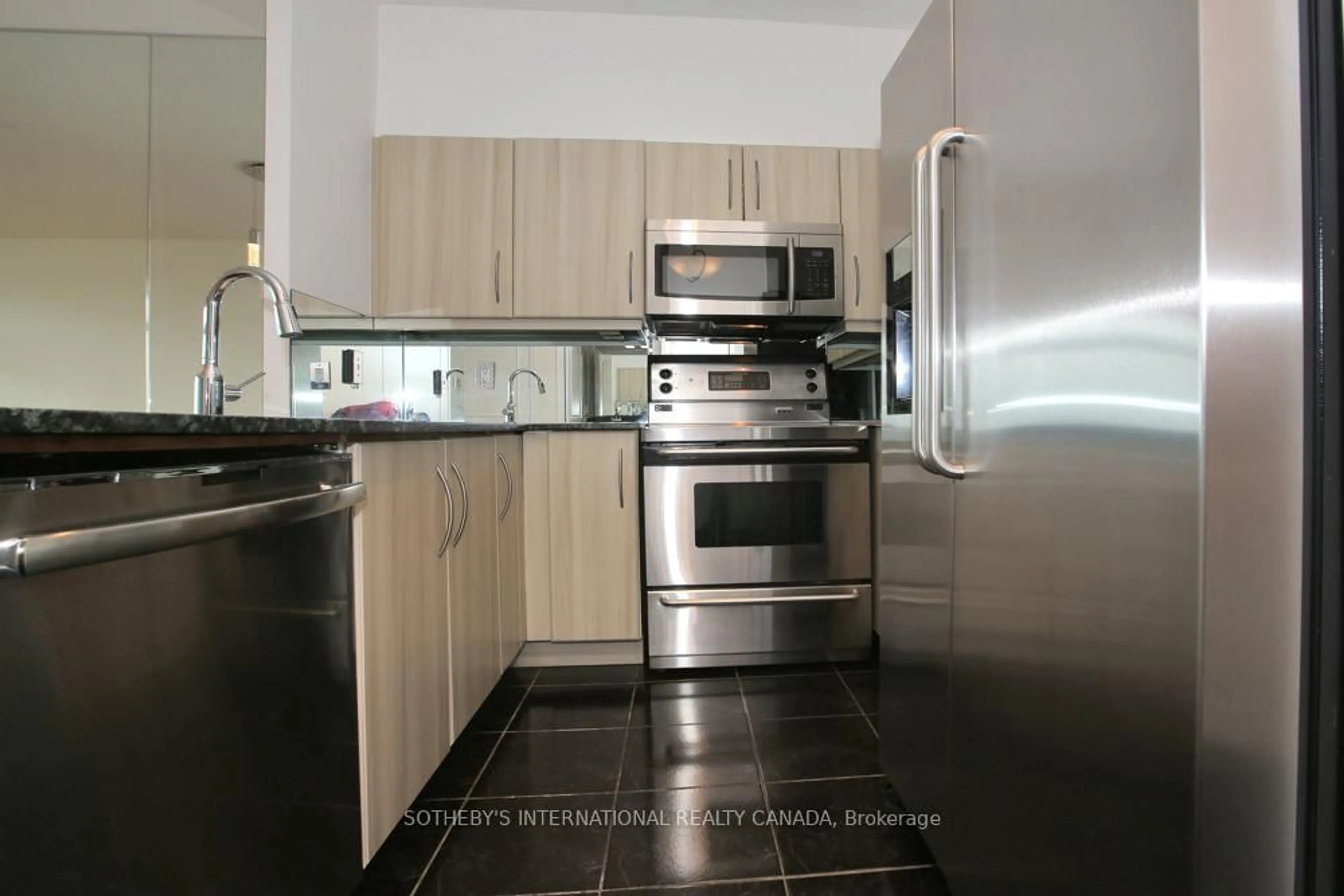 Standard kitchen, unknown for 600 Queen Quay #SPH22, Toronto Ontario M5V 3M3
