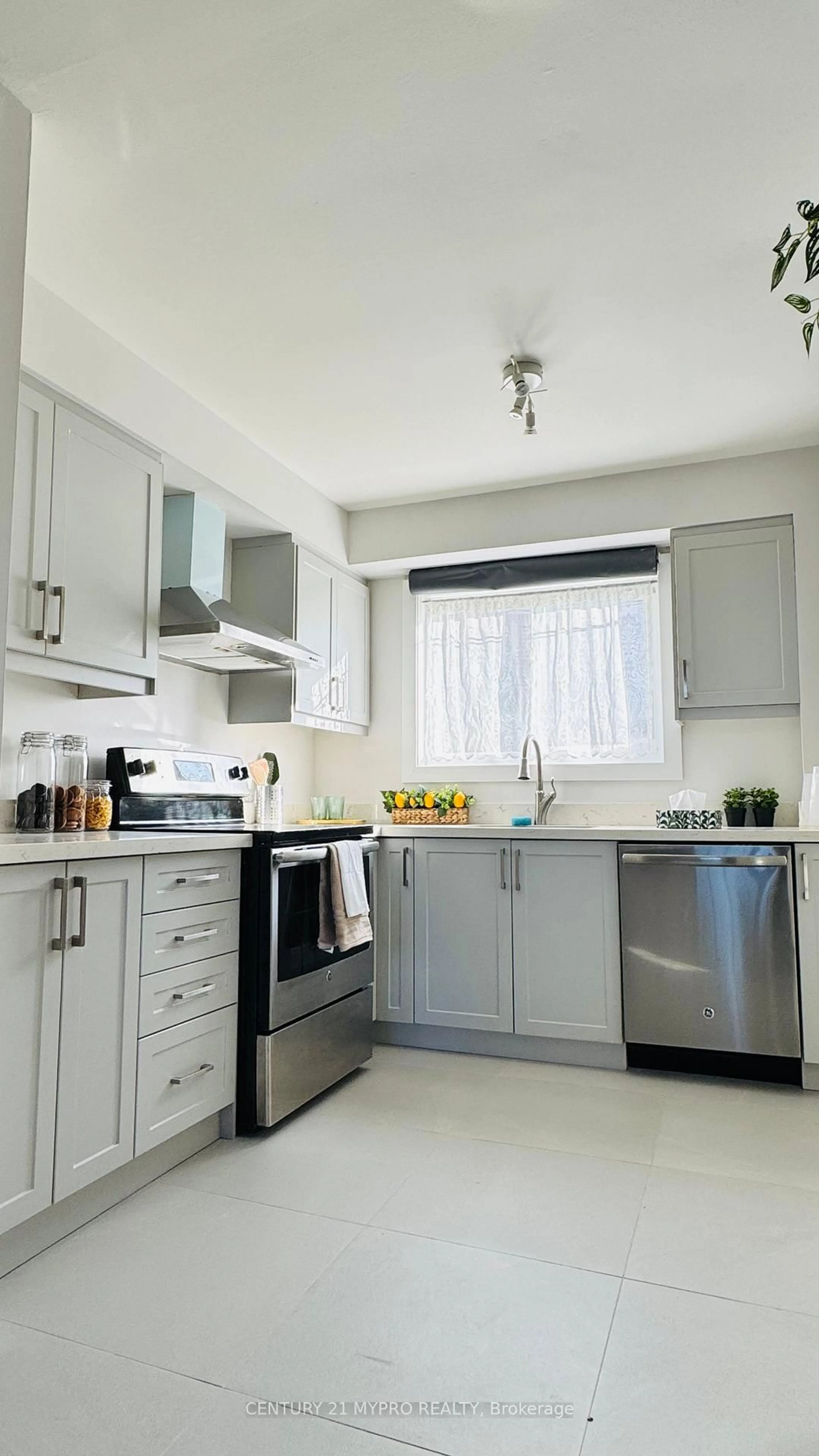 Standard kitchen, unknown for 67 godstone Rd #121, Toronto Ontario M2J 3C8
