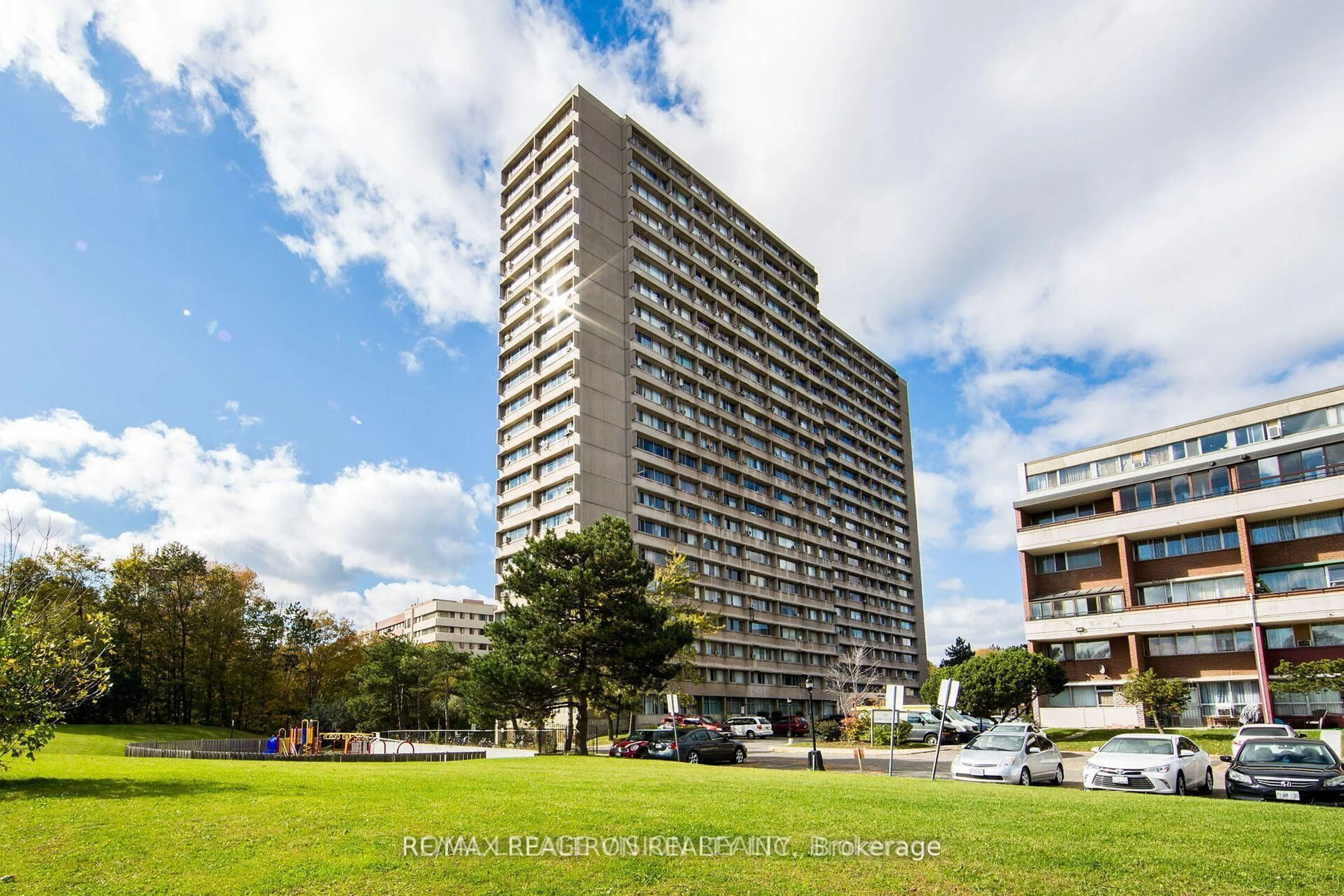 A pic from outside/outdoor area/front of a property/back of a property/a pic from drone, building for 10 Sunny Glwy #2101, Toronto Ontario M3C 2Z3