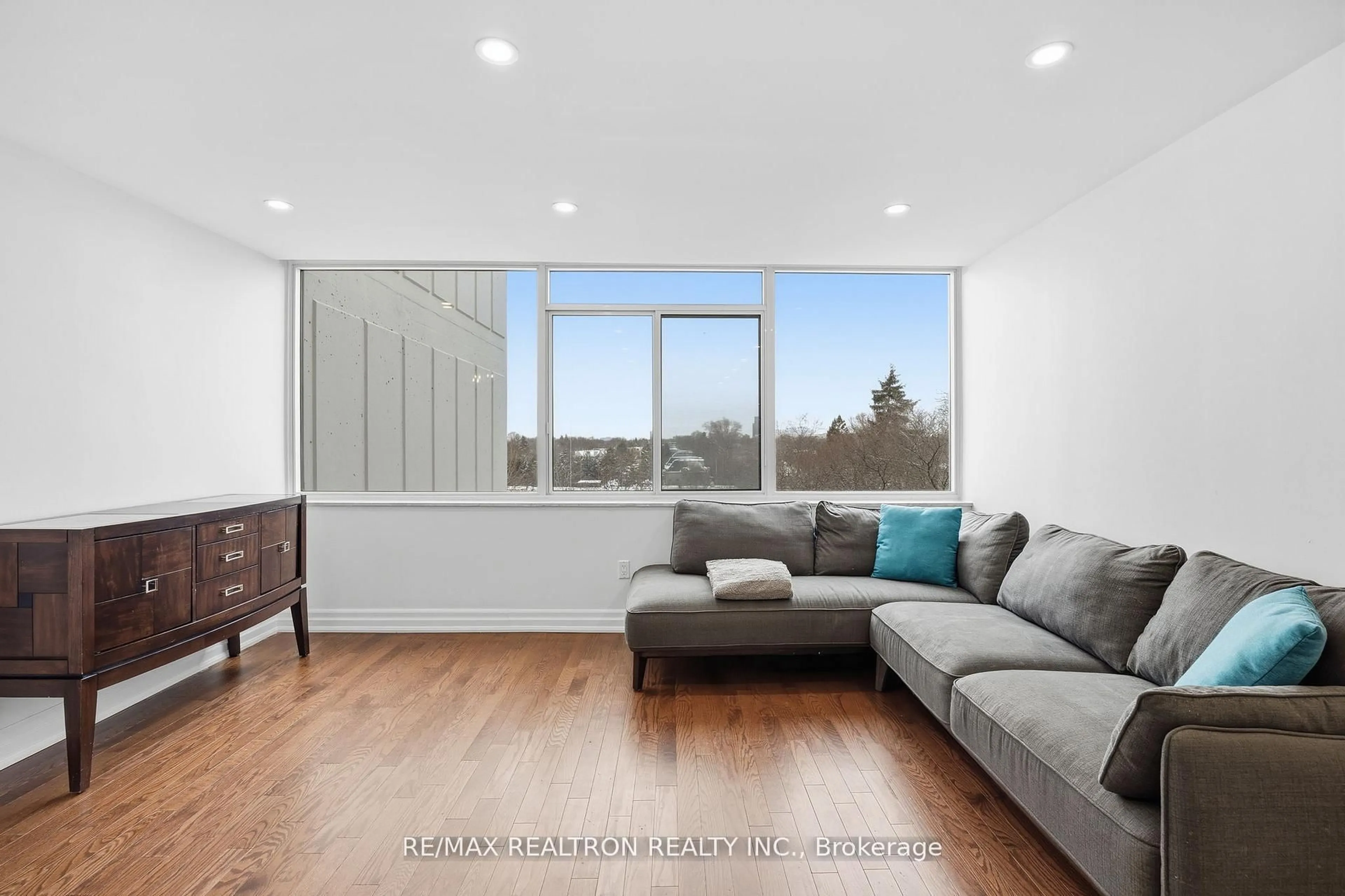 Living room with furniture, wood/laminate floor for 3000 Bathurst St #601, Toronto Ontario M6B 3B4