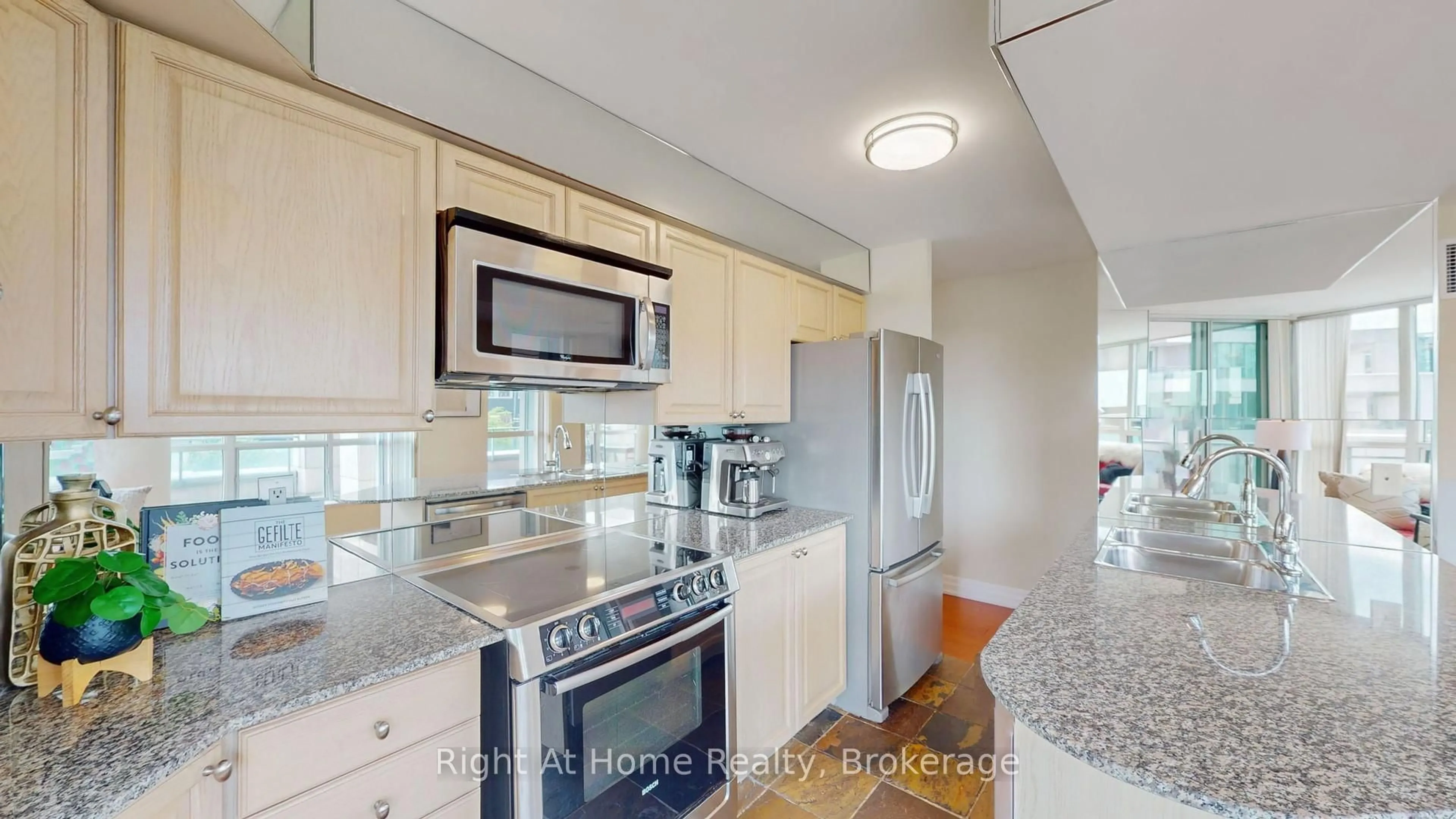 Unknown for 228 Queens Quay #209, Toronto Ontario M5J 2X1