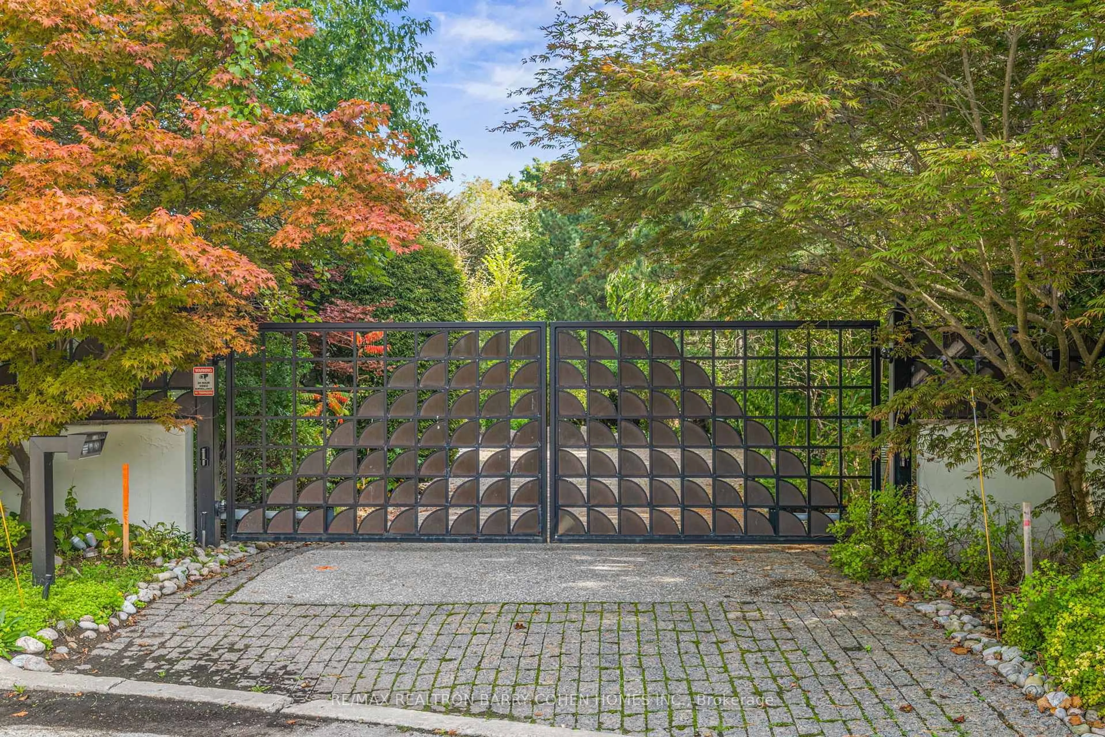 Patio, street for 18 Timberglade Crt, Toronto Ontario M2L 2Y2