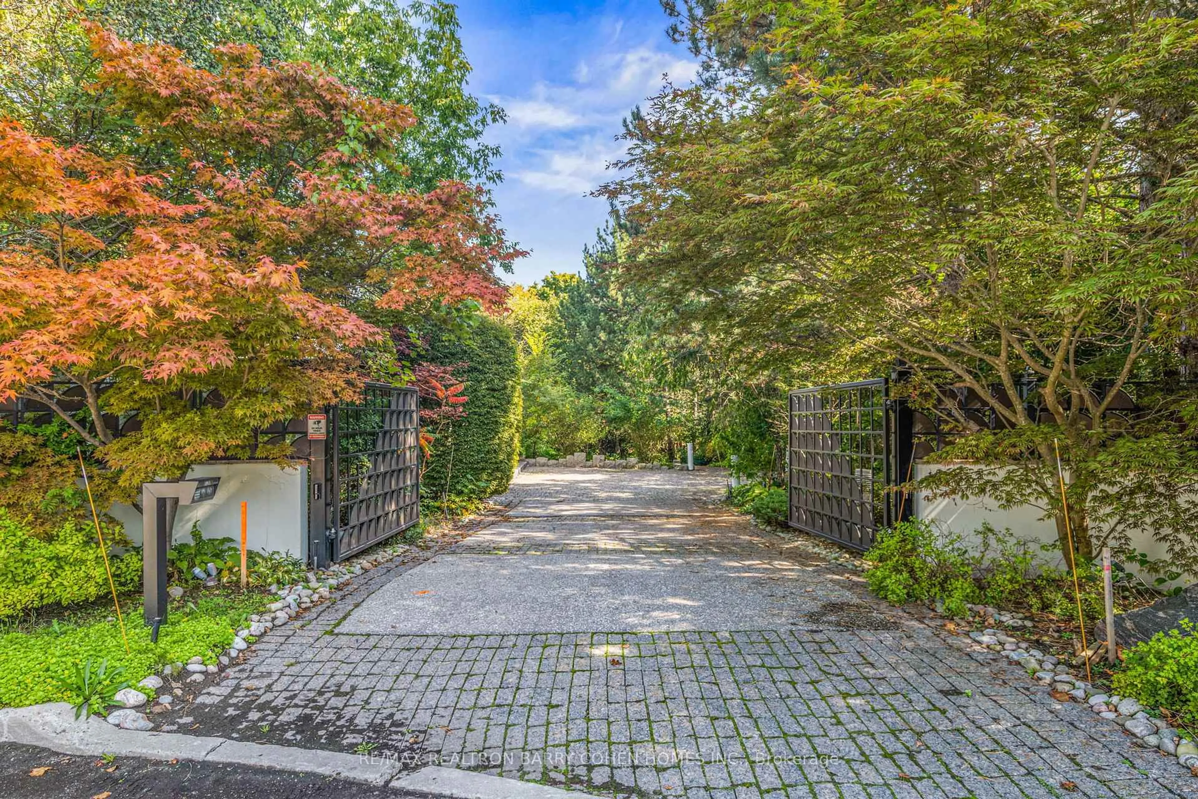 Patio, street for 18 Timberglade Crt, Toronto Ontario M2L 2Y2