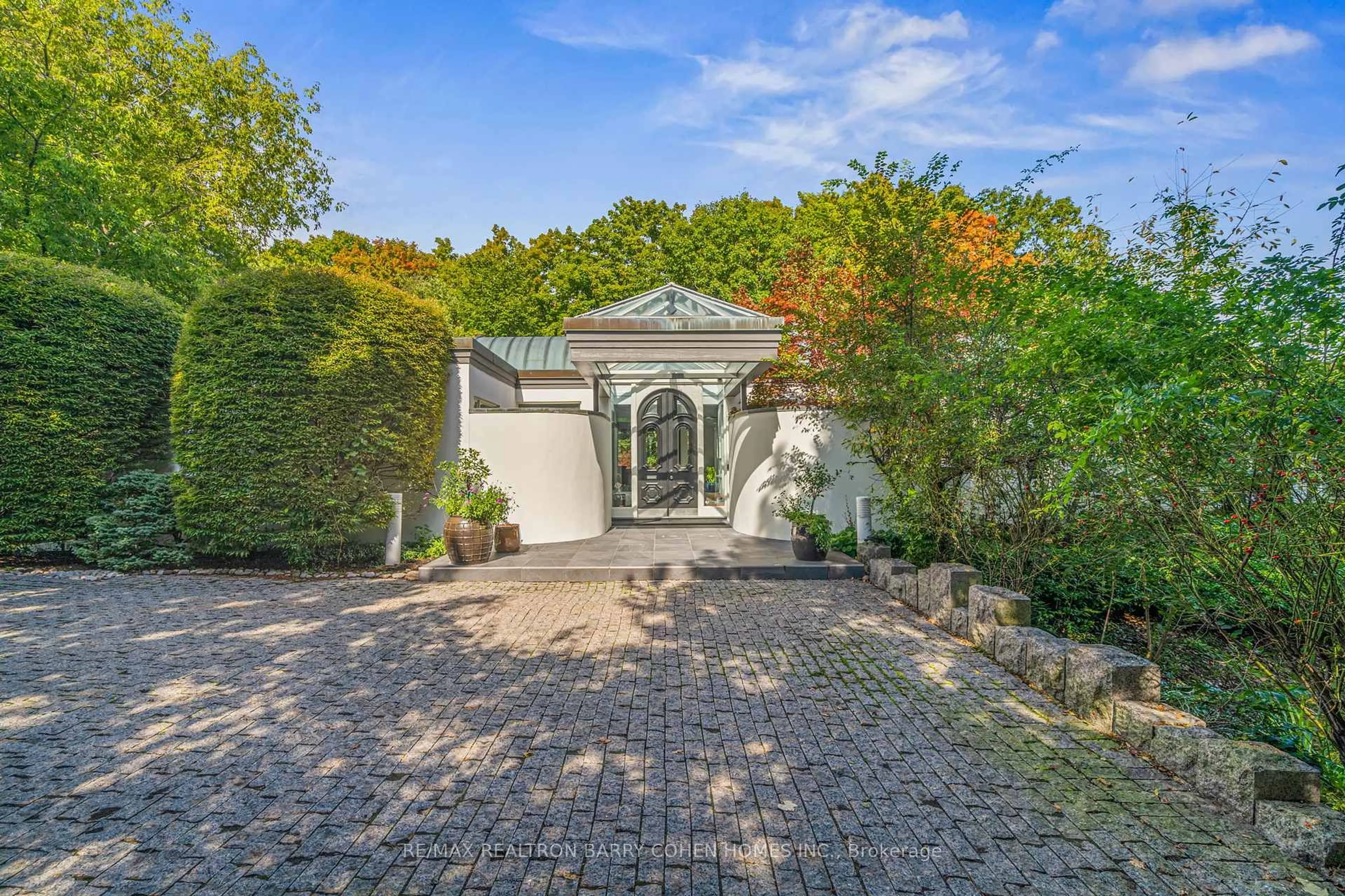 A pic from outside/outdoor area/front of a property/back of a property/a pic from drone, street for 18 Timberglade Crt, Toronto Ontario M2L 2Y2