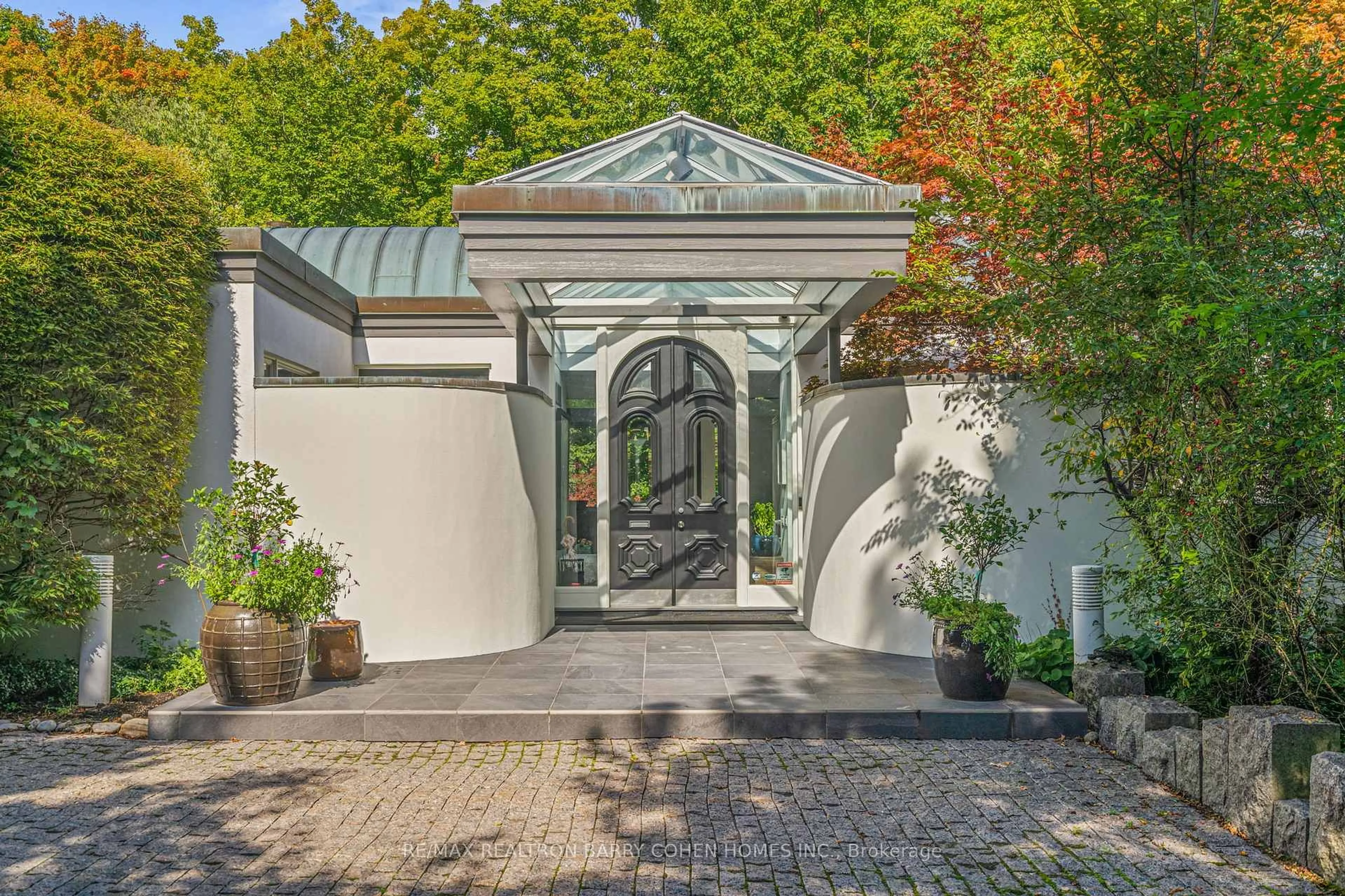 Indoor entryway for 18 Timberglade Crt, Toronto Ontario M2L 2Y2