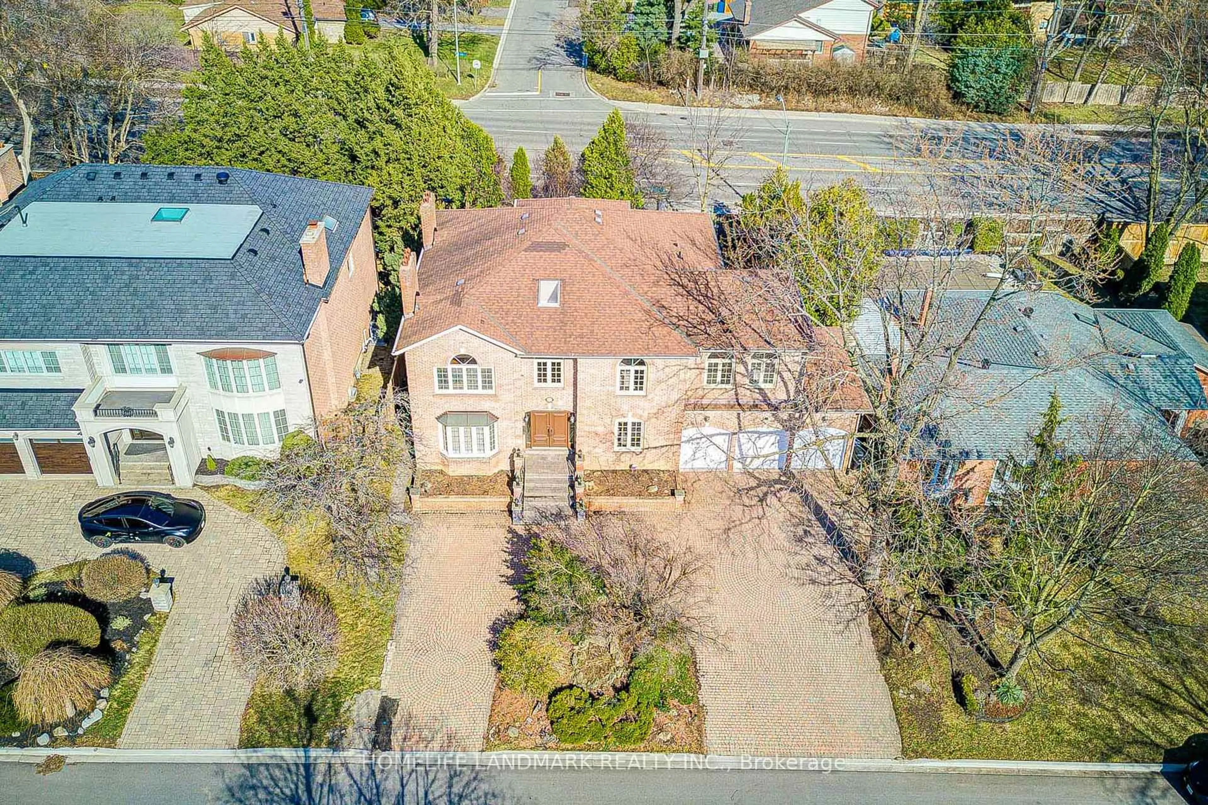 A pic from outside/outdoor area/front of a property/back of a property/a pic from drone, street for 21 Kirkdale Cres, Toronto Ontario M3B 2J7