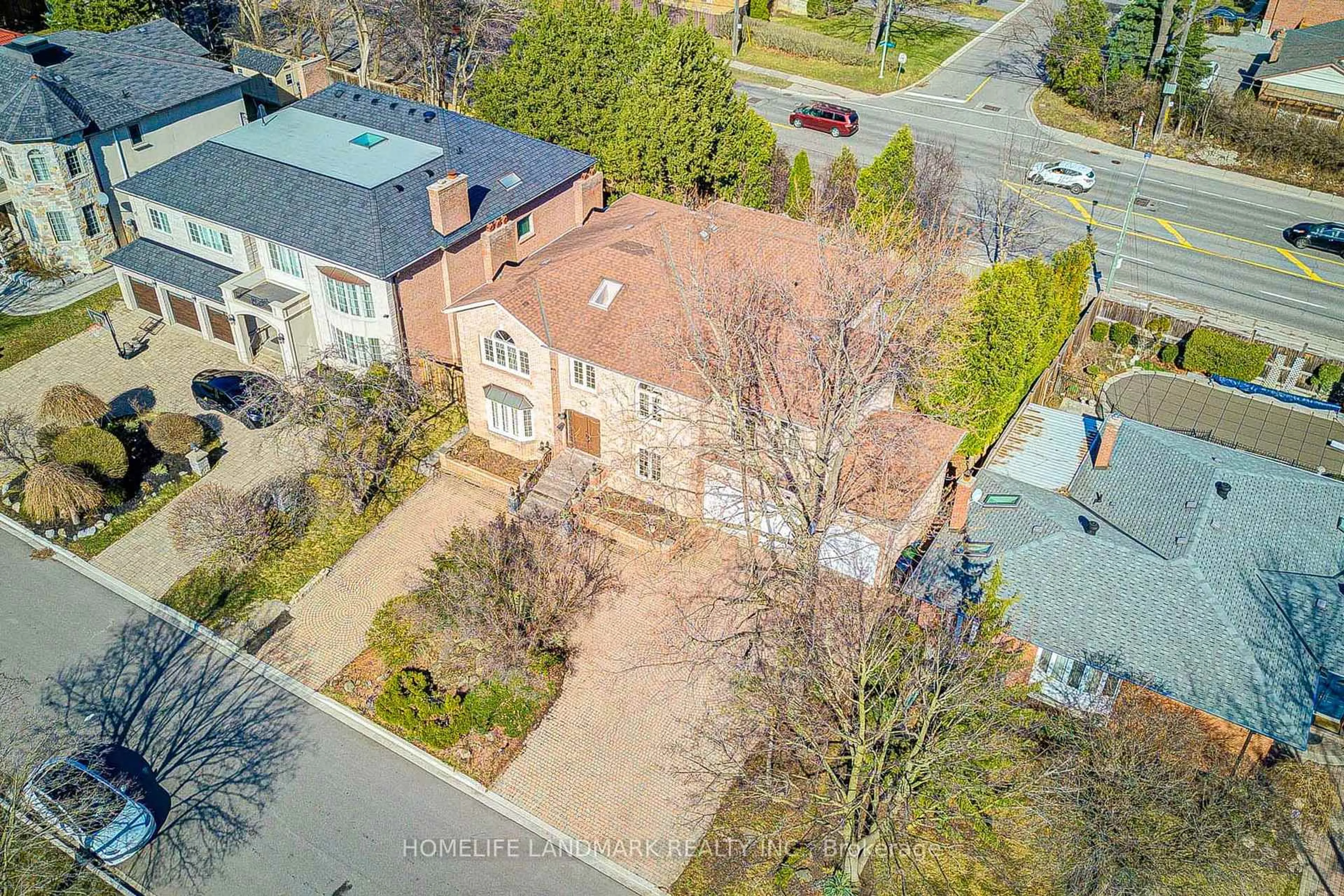 A pic from outside/outdoor area/front of a property/back of a property/a pic from drone, street for 21 Kirkdale Cres, Toronto Ontario M3B 2J7