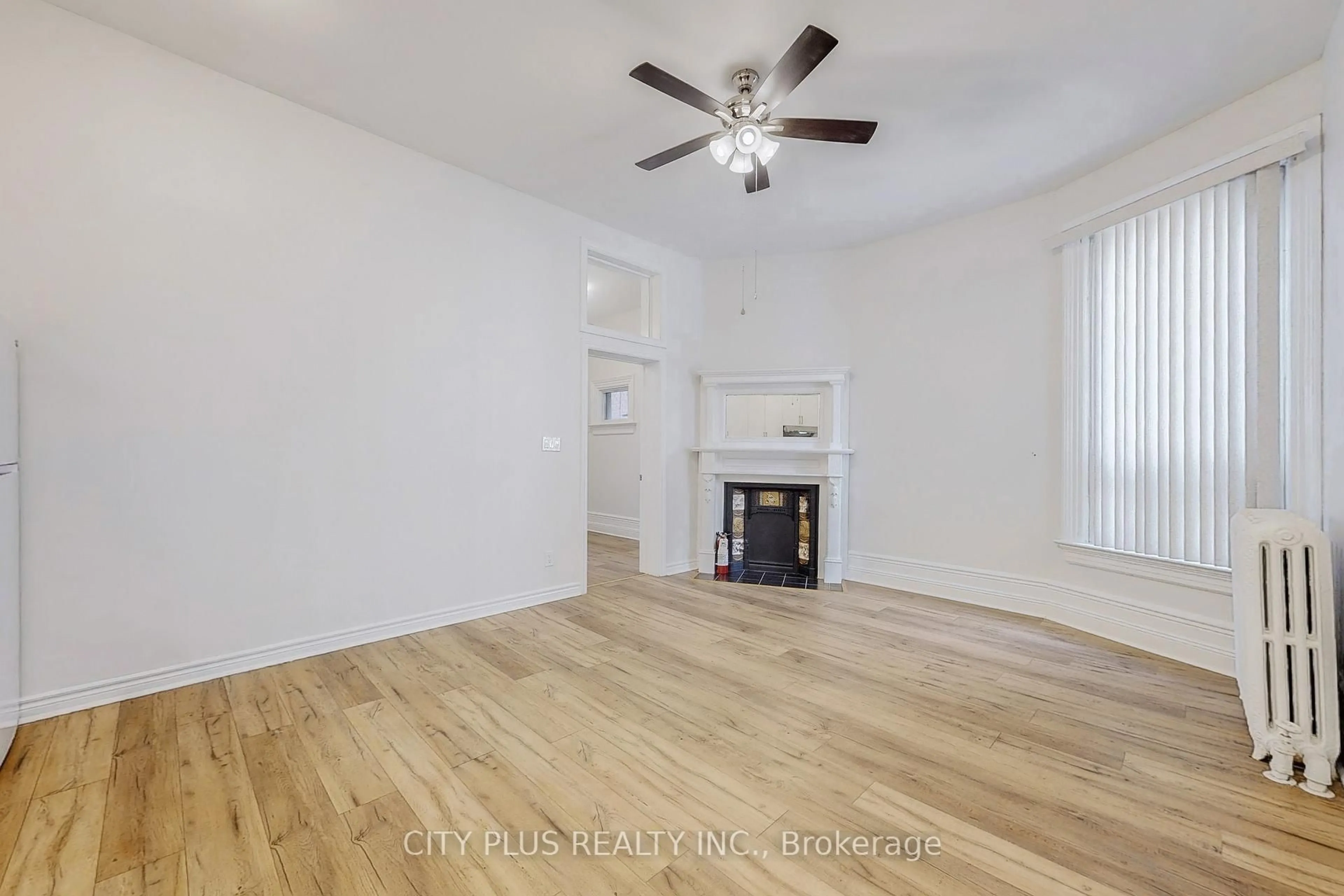 A pic of a room for 105-107 Spadina Rd, Toronto Ontario M5R 2T1