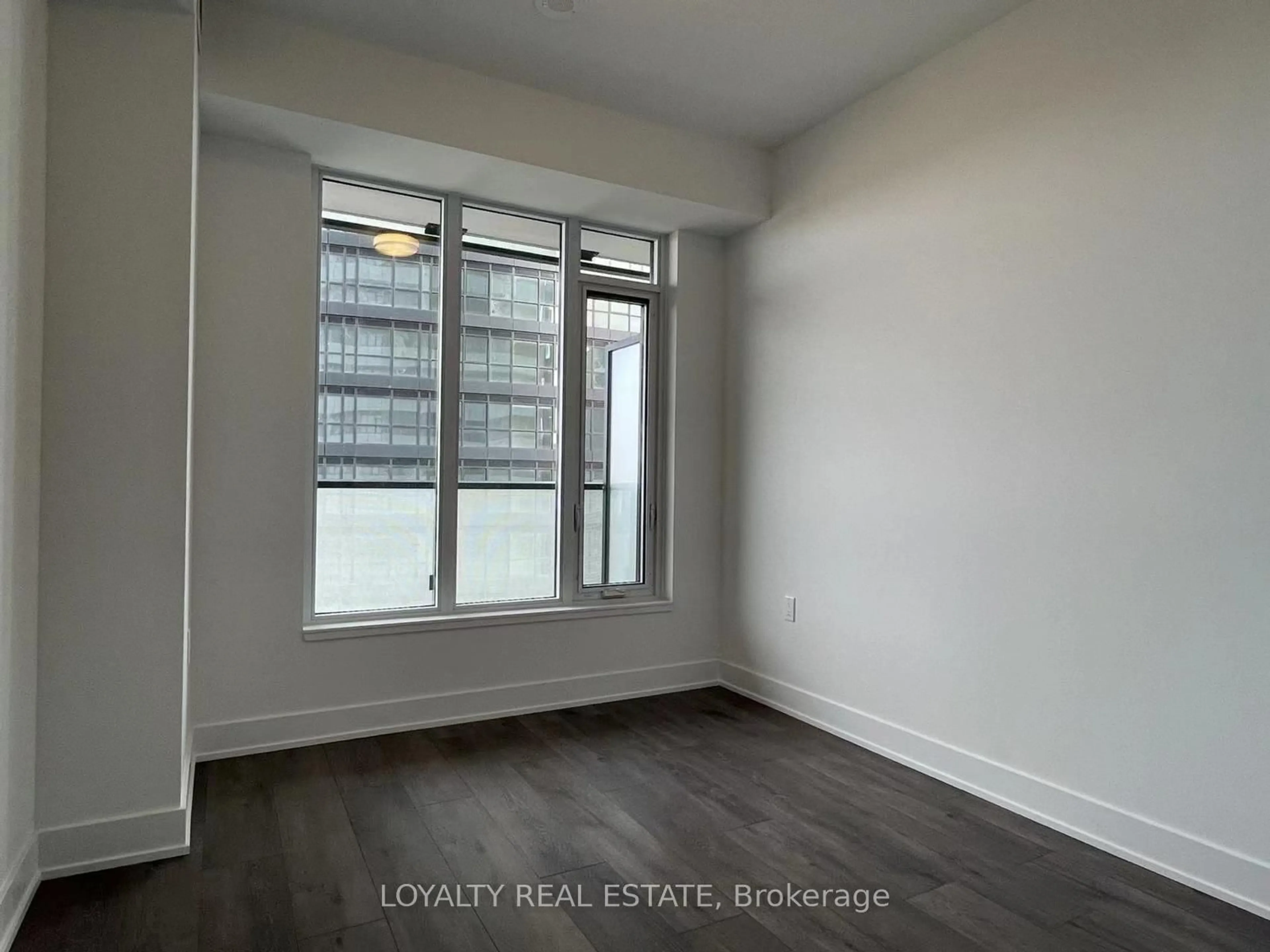 A pic of a room for 575 bloor St #2105, Toronto Ontario M4W 0B2