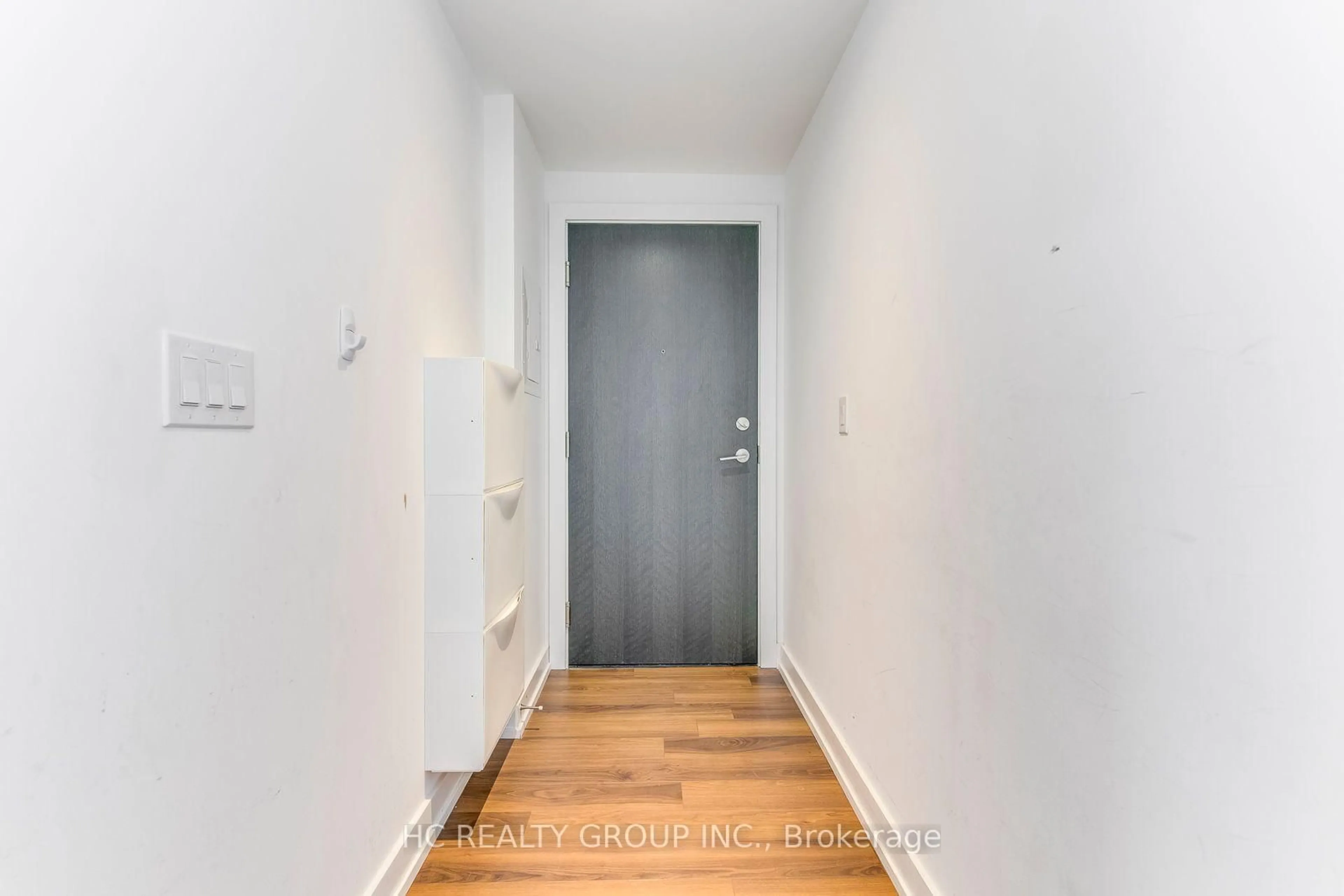 Indoor entryway for 6 Parkwood Ave #302, Toronto Ontario M4V 0A3
