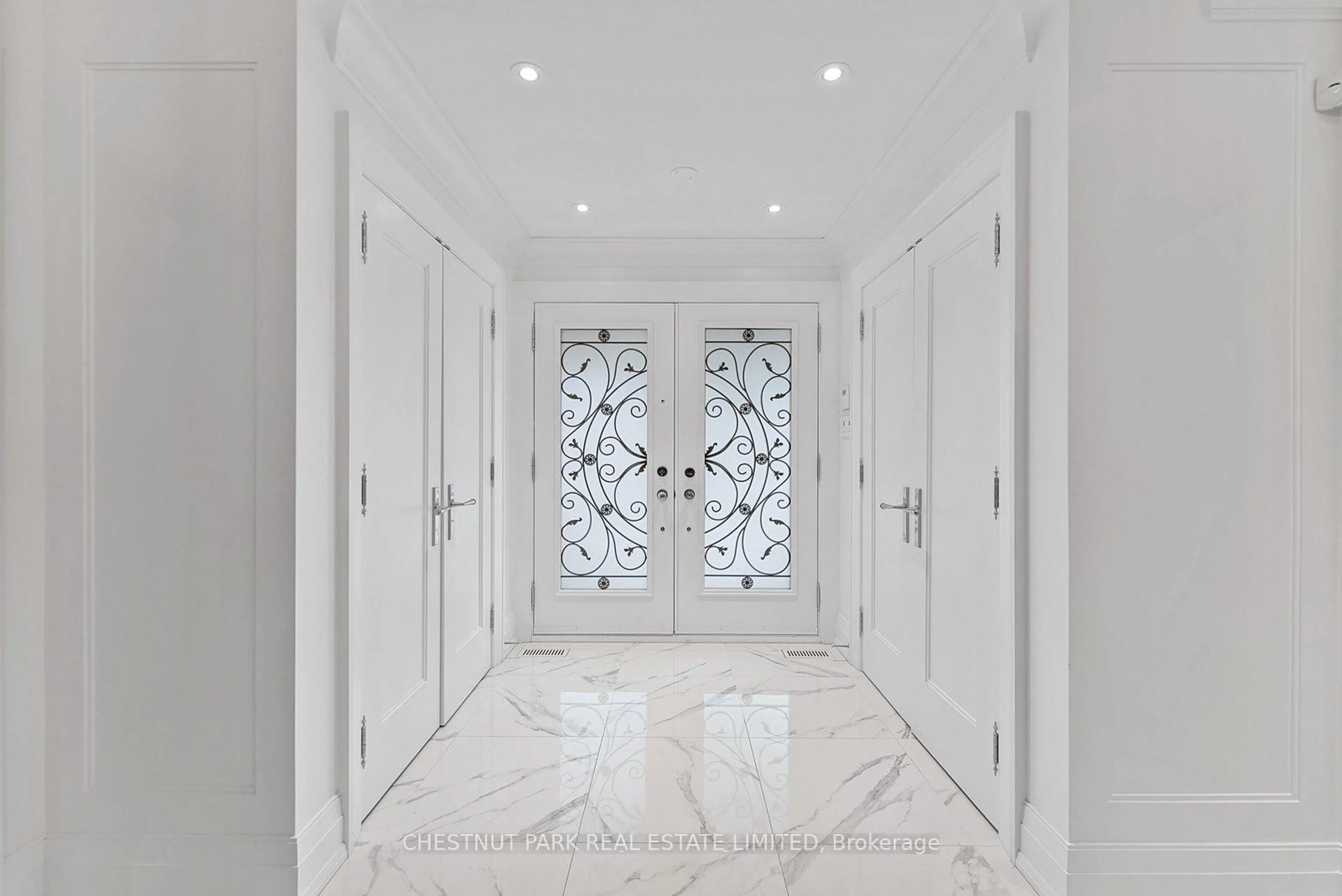 Indoor entryway for 16 Sagewood Dr, Toronto Ontario M3B 3G5