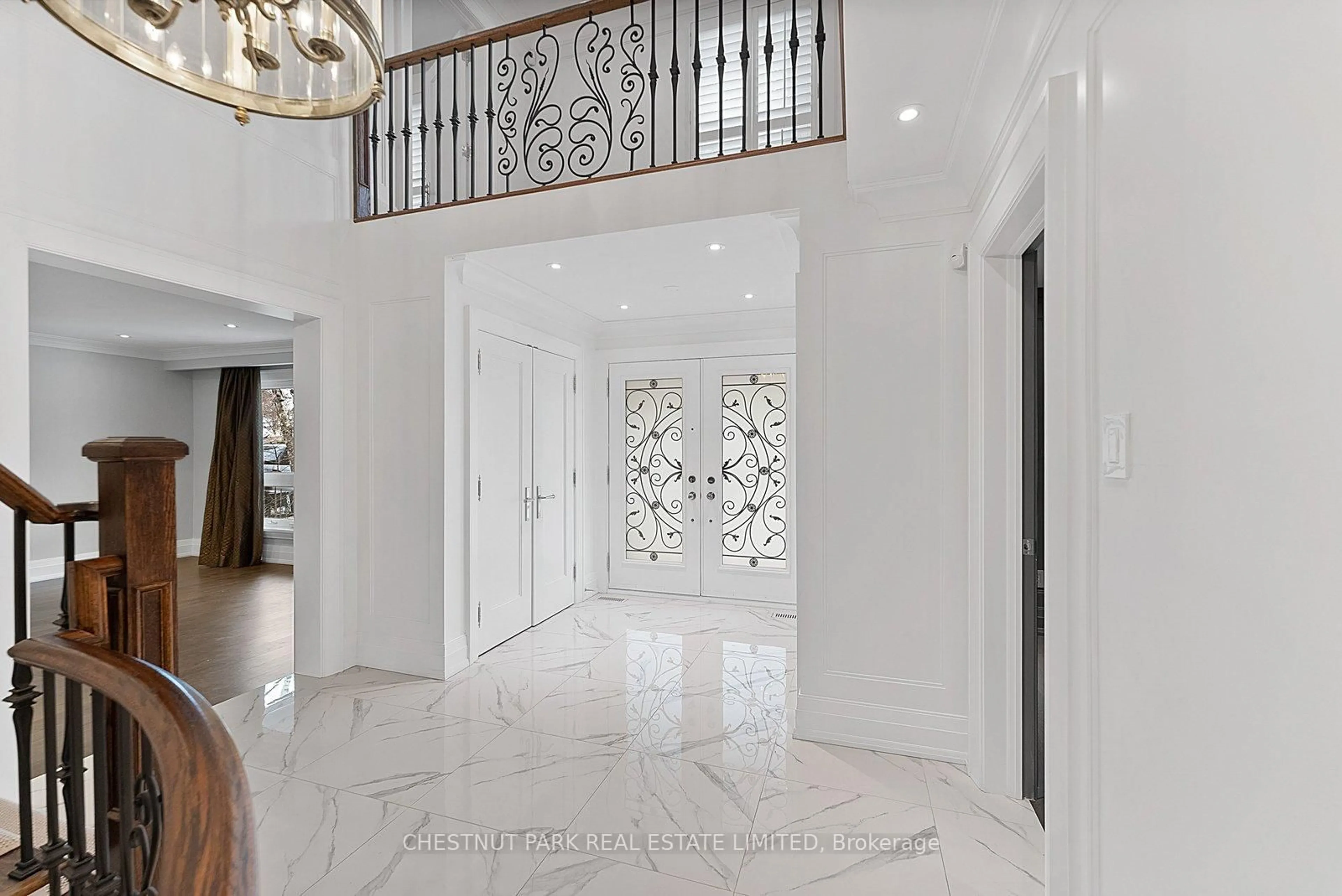 Indoor foyer for 16 Sagewood Dr, Toronto Ontario M3B 3G5