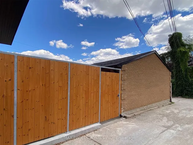 41 Rolyat St, Toronto 3