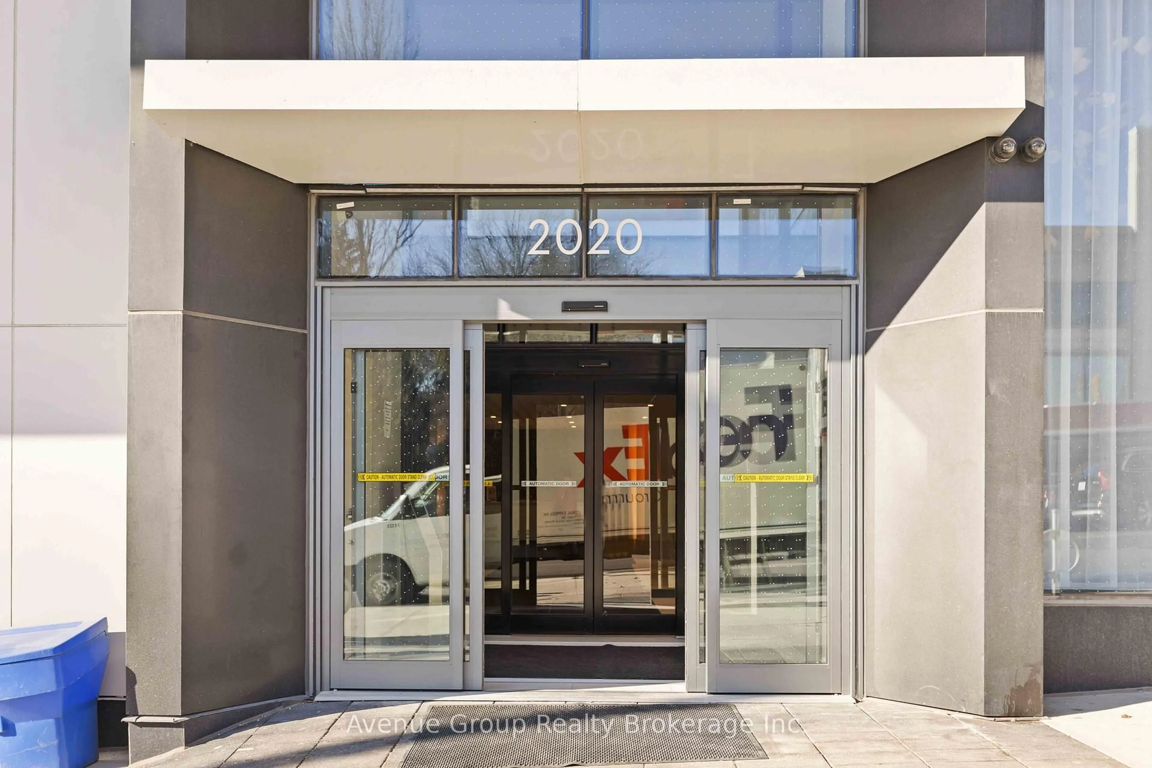 Indoor foyer for 2020 Bathurst St #827, Toronto Ontario M5P 0A6
