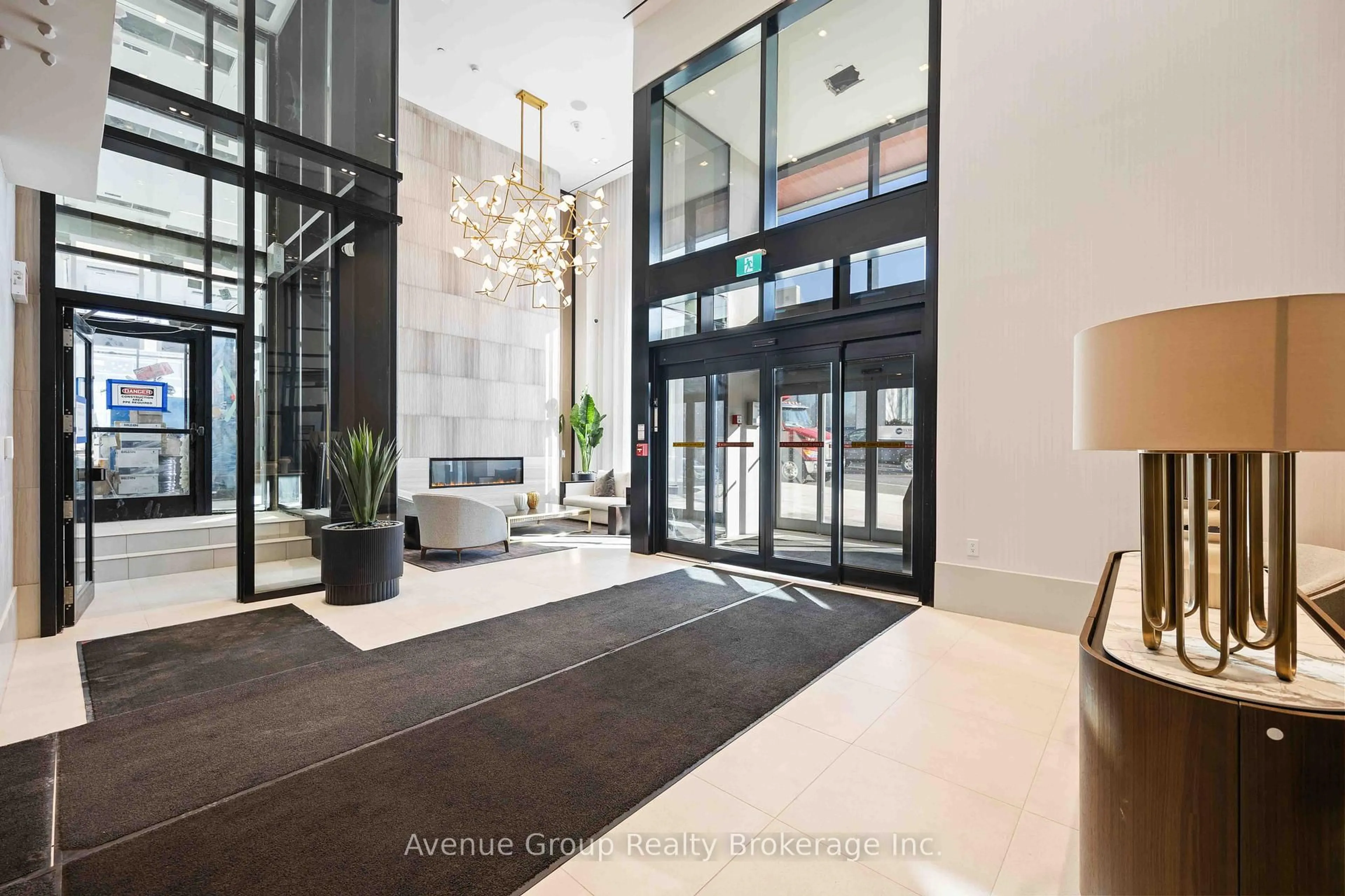 Indoor foyer for 2020 Bathurst St #827, Toronto Ontario M5P 0A6