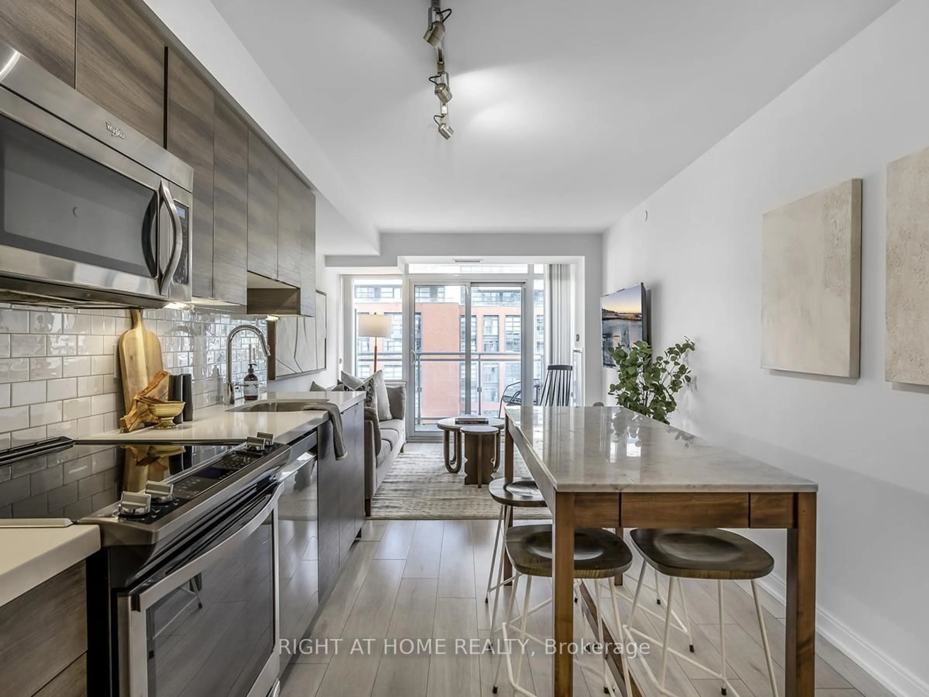 Open concept kitchen, ceramic/tile floor for 525 Adelaide St #1622, Toronto Ontario M5V 0N7