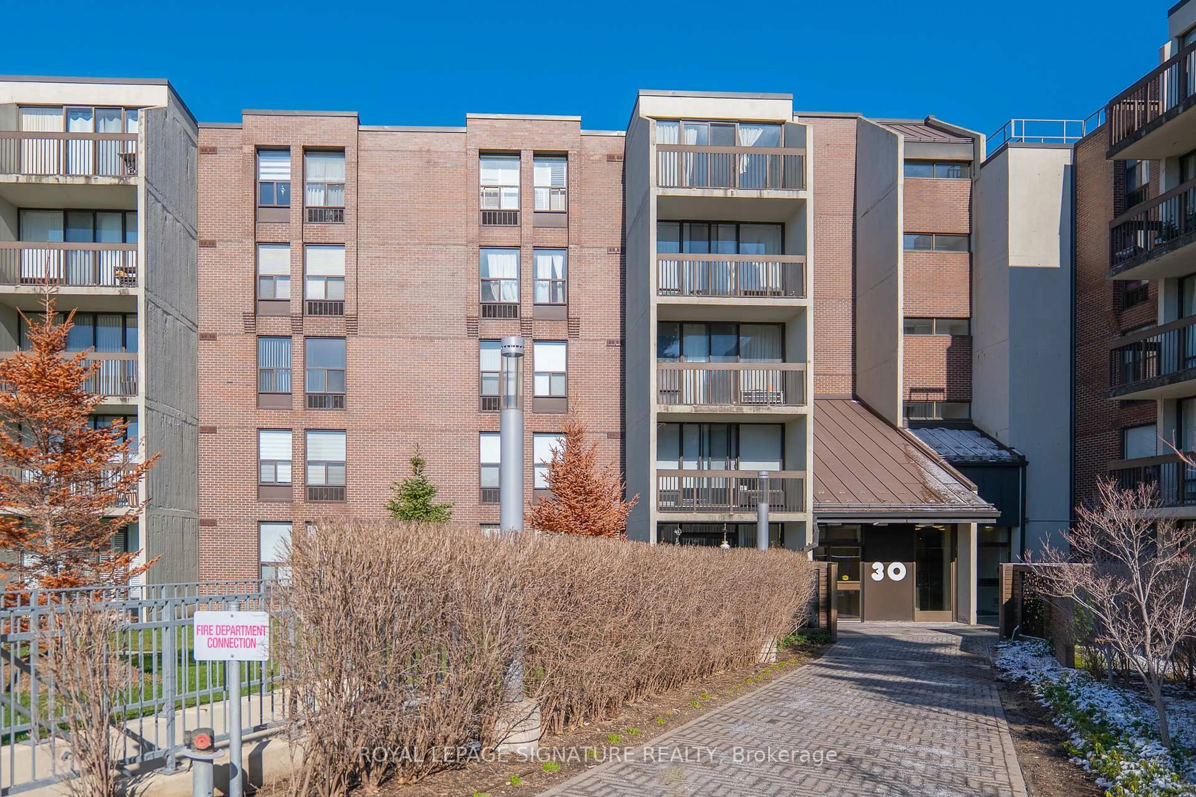 Unknown for 30 Fashion Roseway #404, Toronto Ontario M2N 6B4