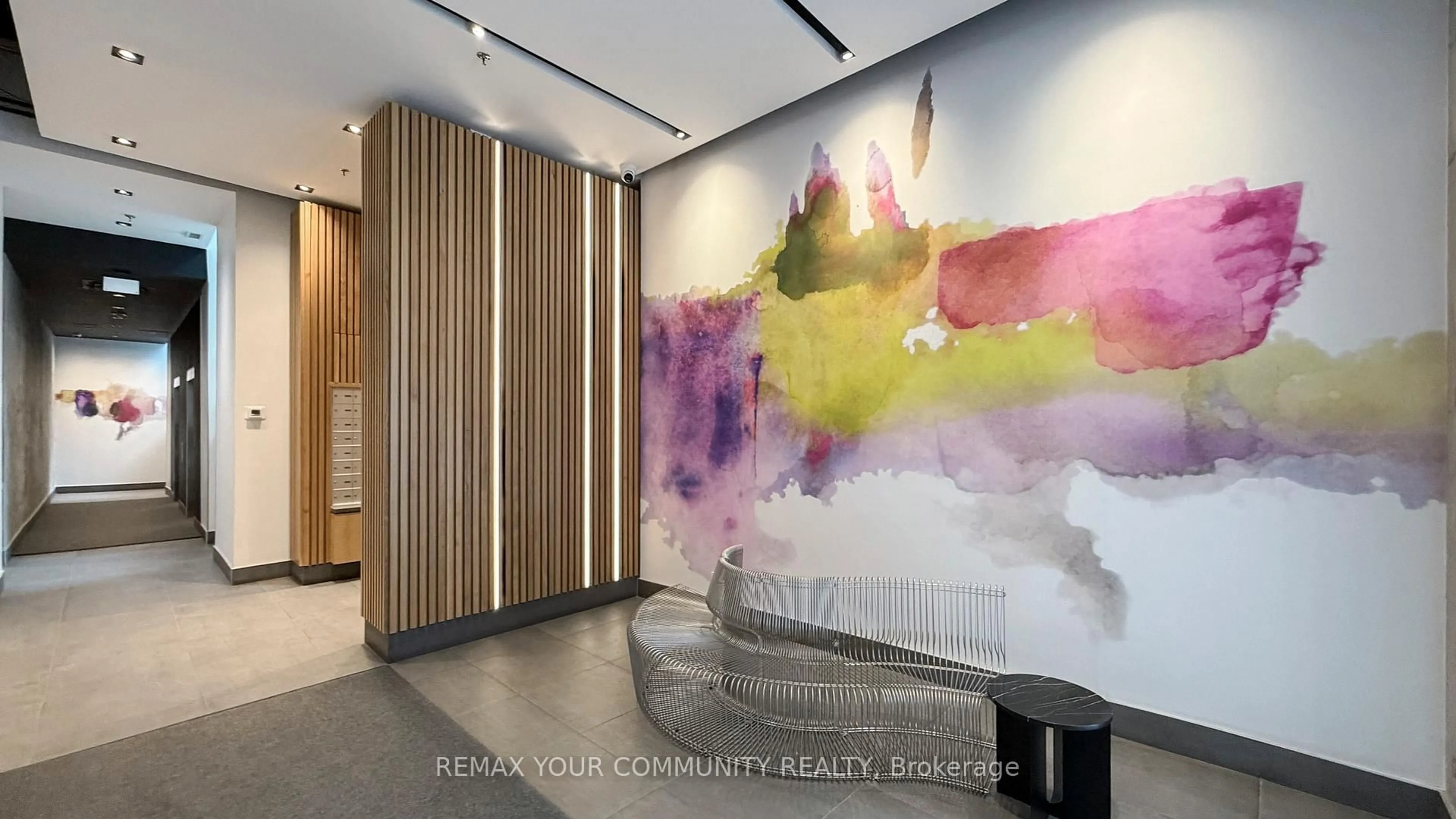 Indoor foyer for 388 Richmond St #913, Toronto Ontario M5V 3P1