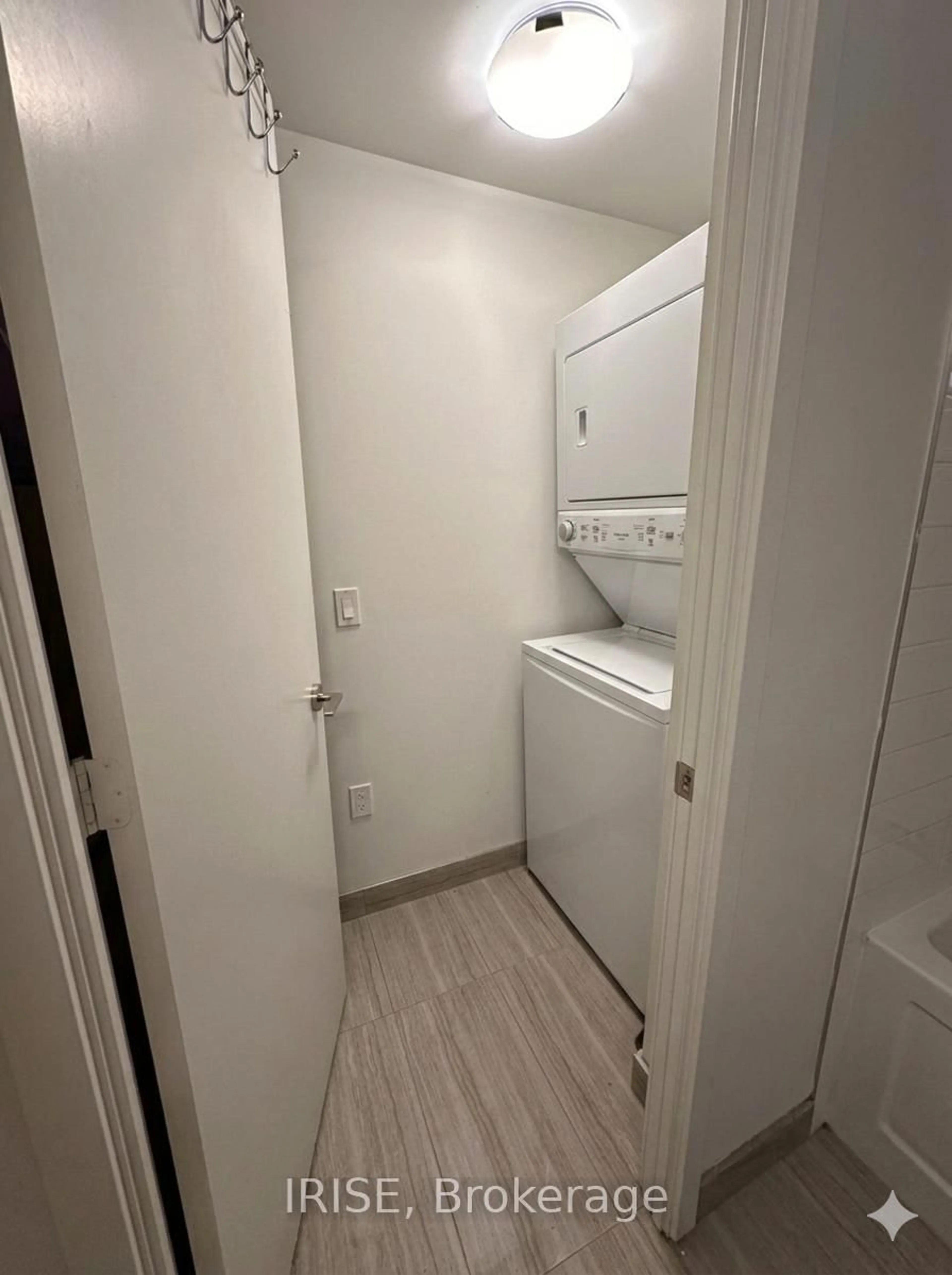A pic of a room for 158 FRONT St #212, Toronto Ontario M5A 0K9