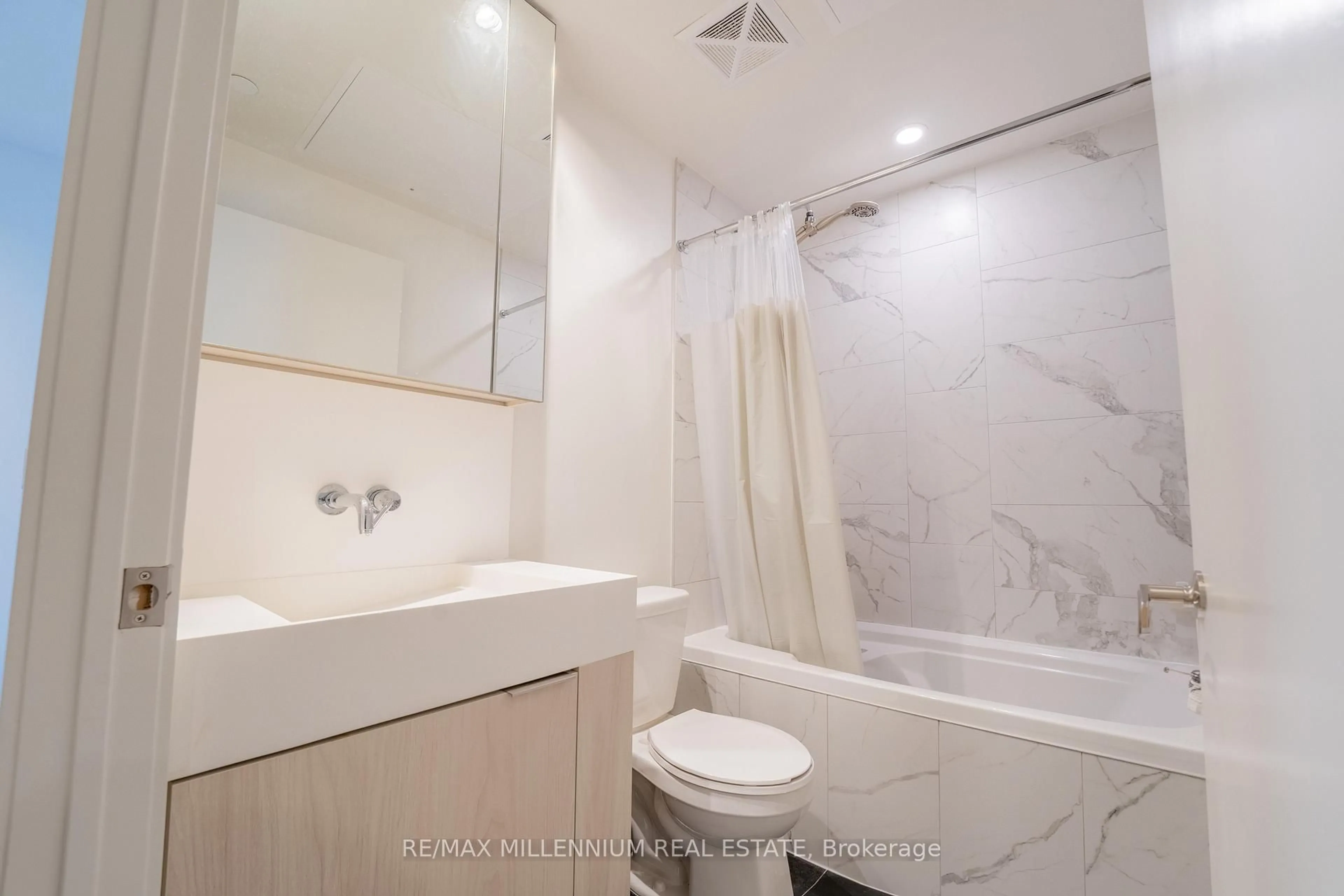 Standard bathroom, ceramic/tile floor for 20 Richardson St #1808, Toronto Ontario M5A 0S6
