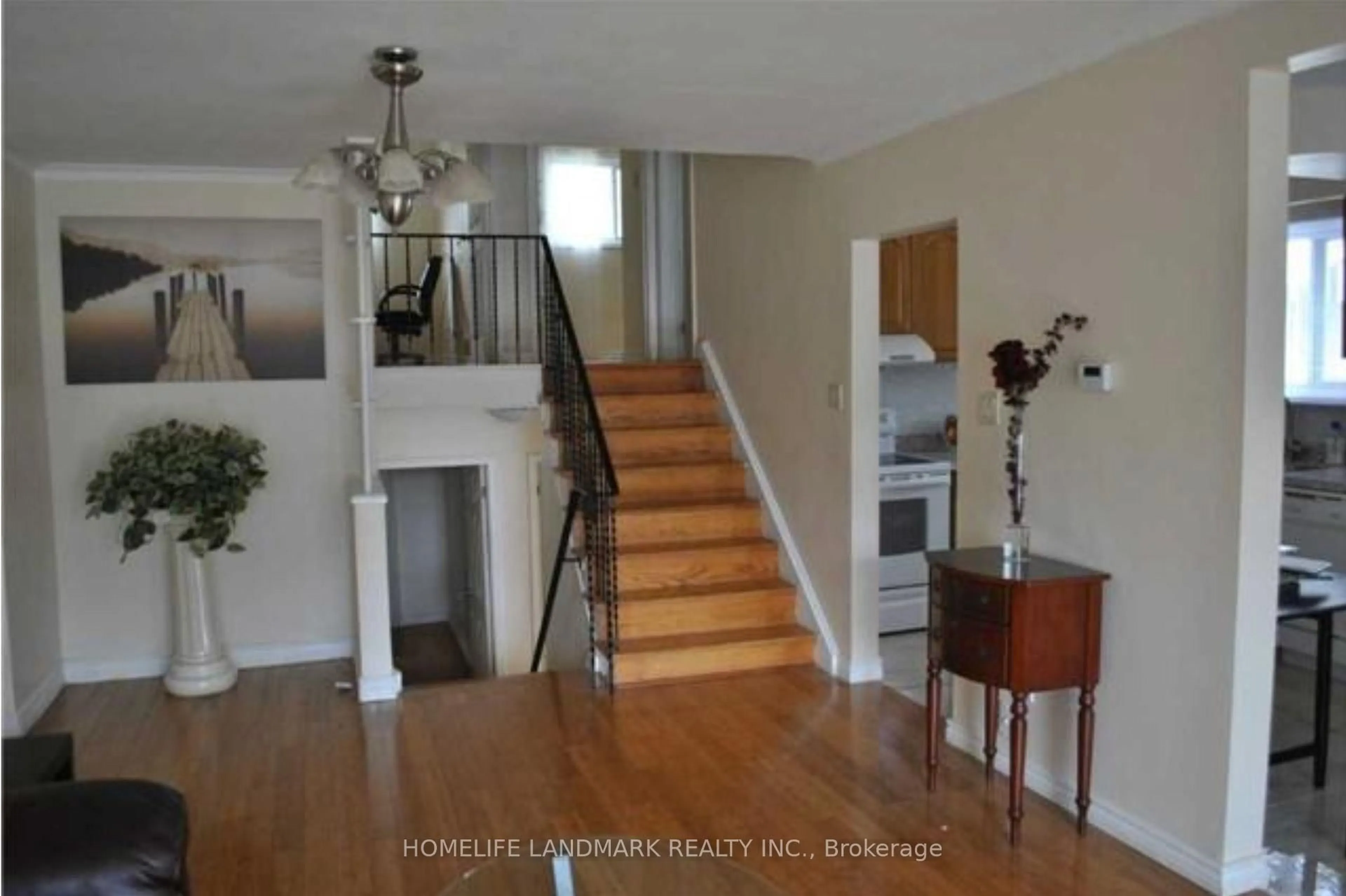 Indoor entryway for 28 Roywood Dr, Toronto Ontario M3A 2C6