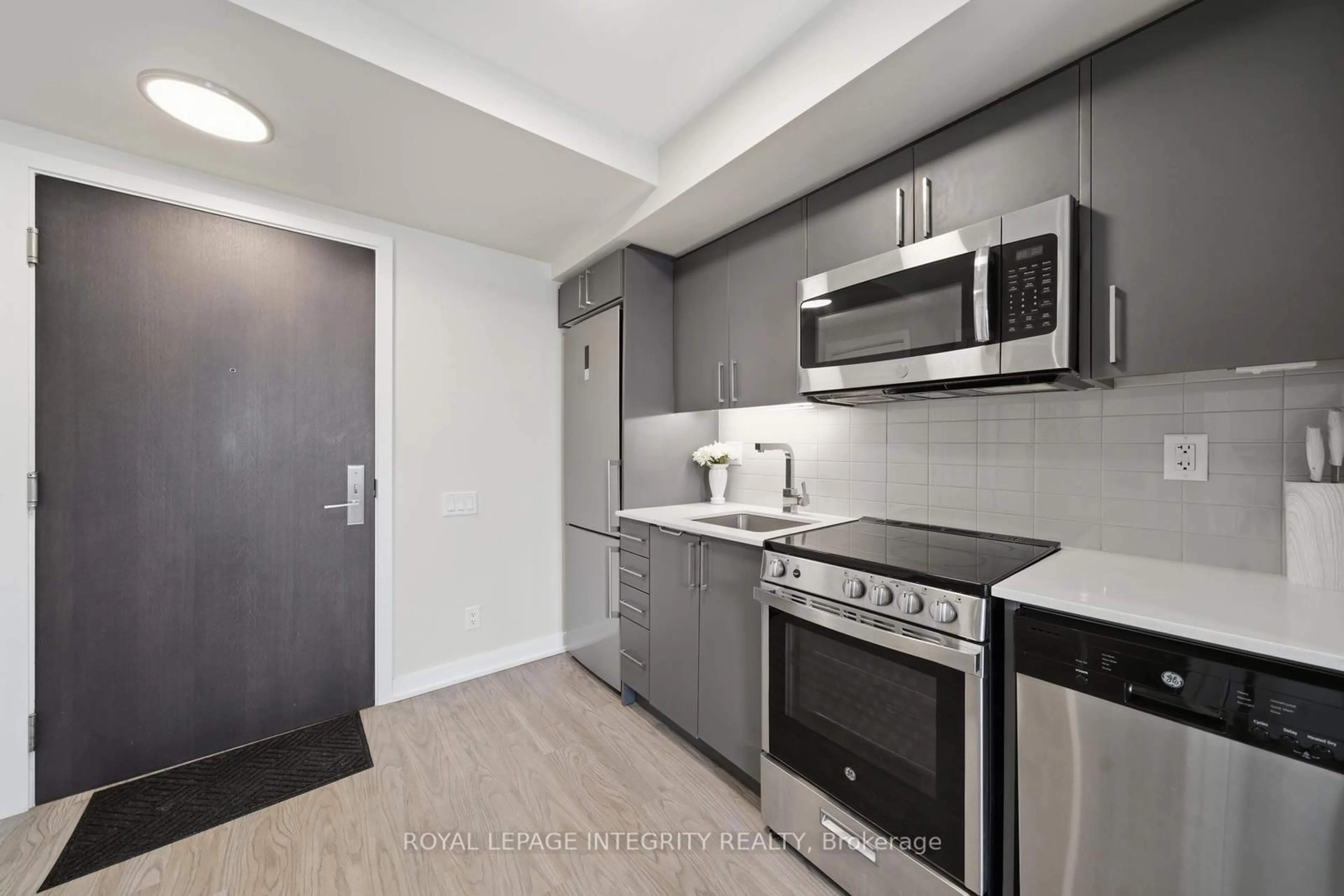 Standard kitchen, unknown for 38 Monte Kwinter Crt #807, Toronto Ontario M3H 0E2