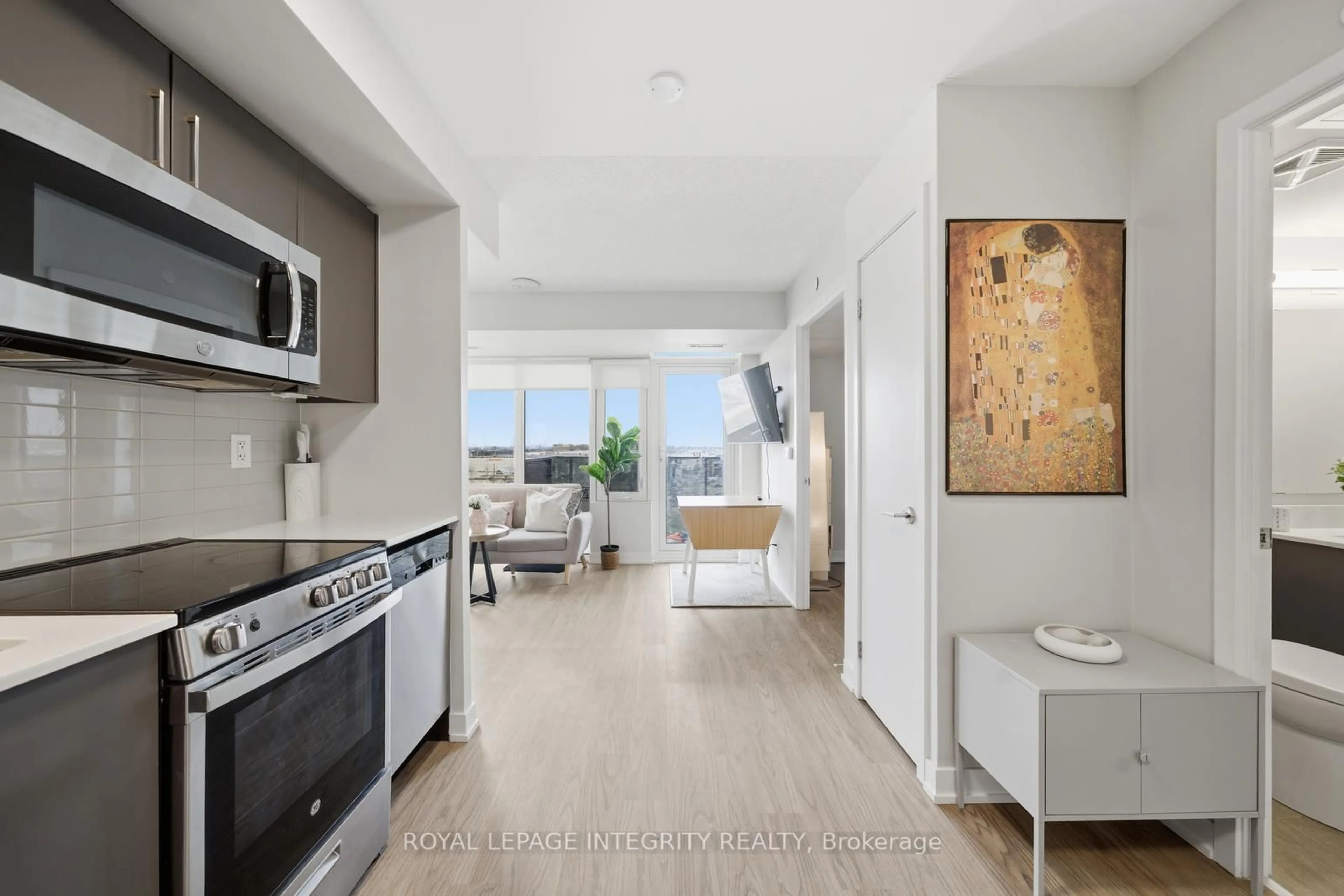 Open concept kitchen, ceramic/tile floor for 38 Monte Kwinter Crt #807, Toronto Ontario M3H 0E2