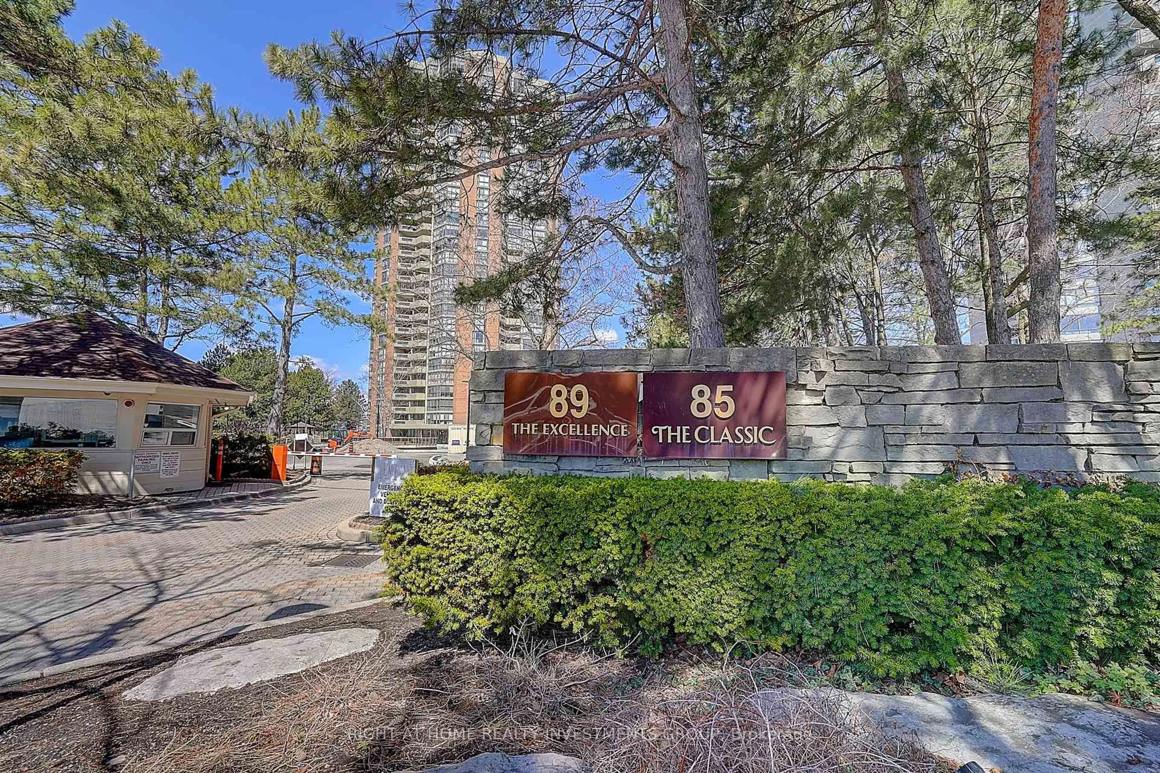 Indoor foyer for 89 Skymark Dr #511, Toronto Ontario M2H 3S6