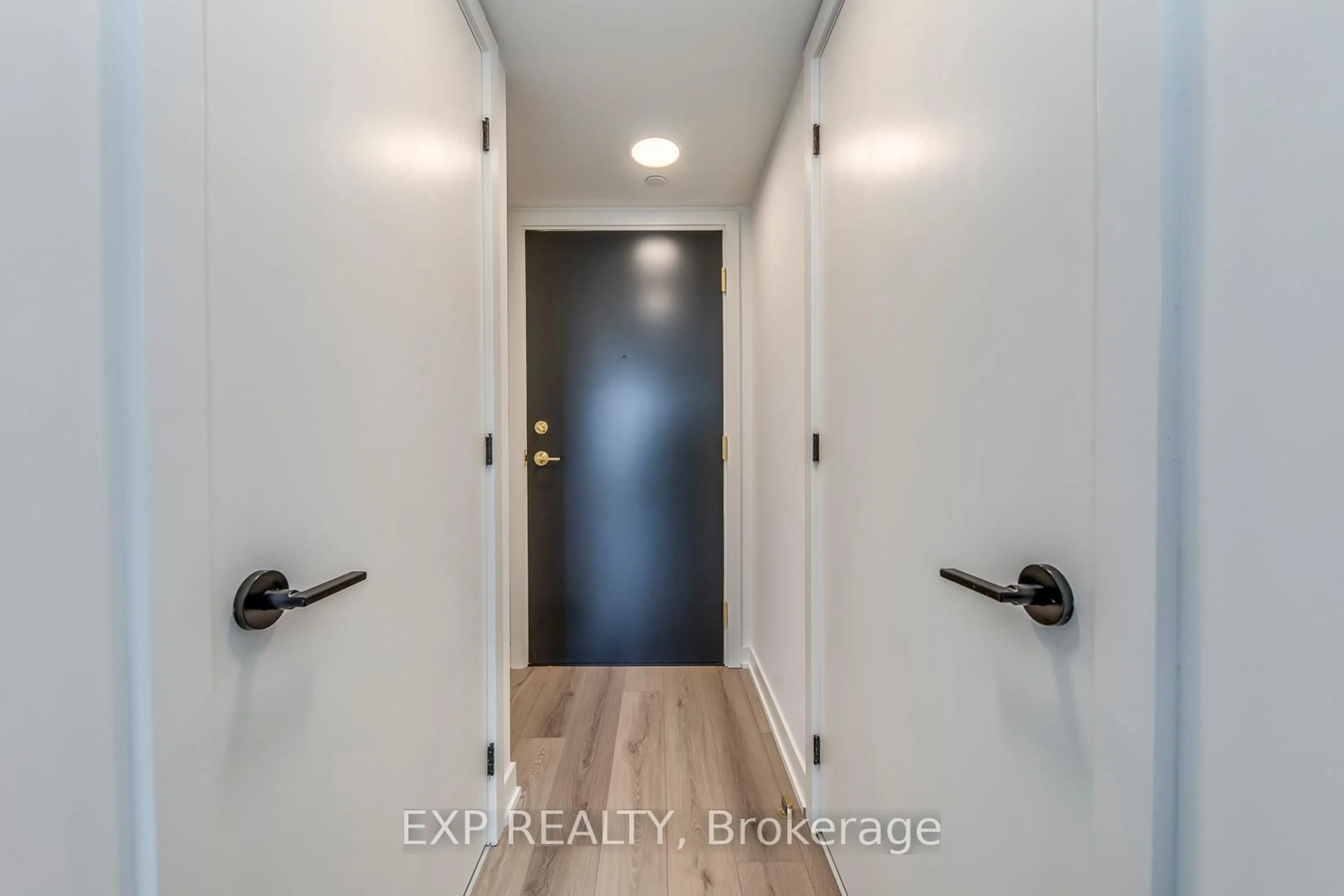 Indoor entryway for 5 Lakeview Ave #415, Toronto Ontario M6J 0H3