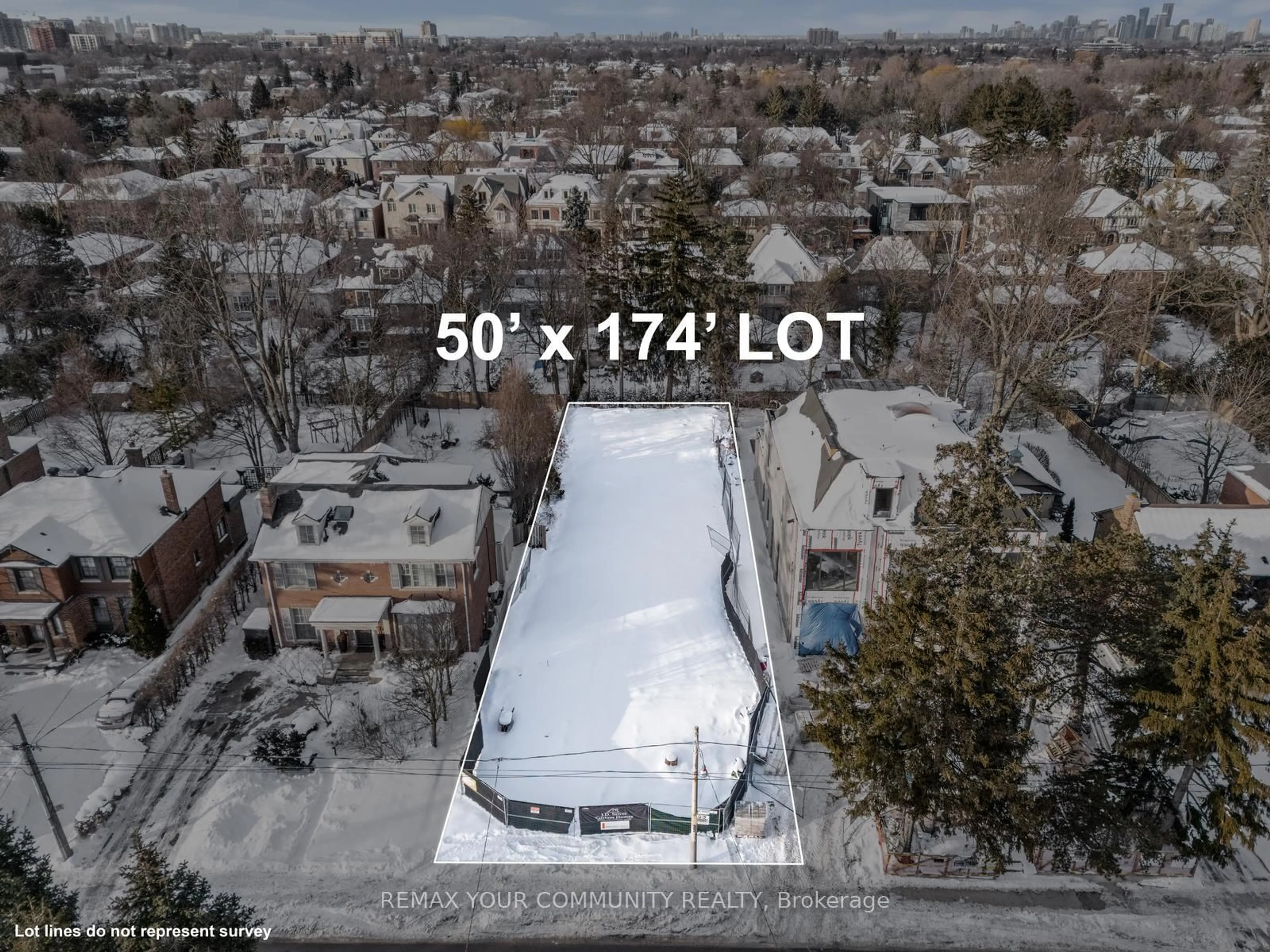 A pic from outside/outdoor area/front of a property/back of a property/a pic from drone, street for 390 Glencairn Ave, Toronto Ontario M5N 1V1