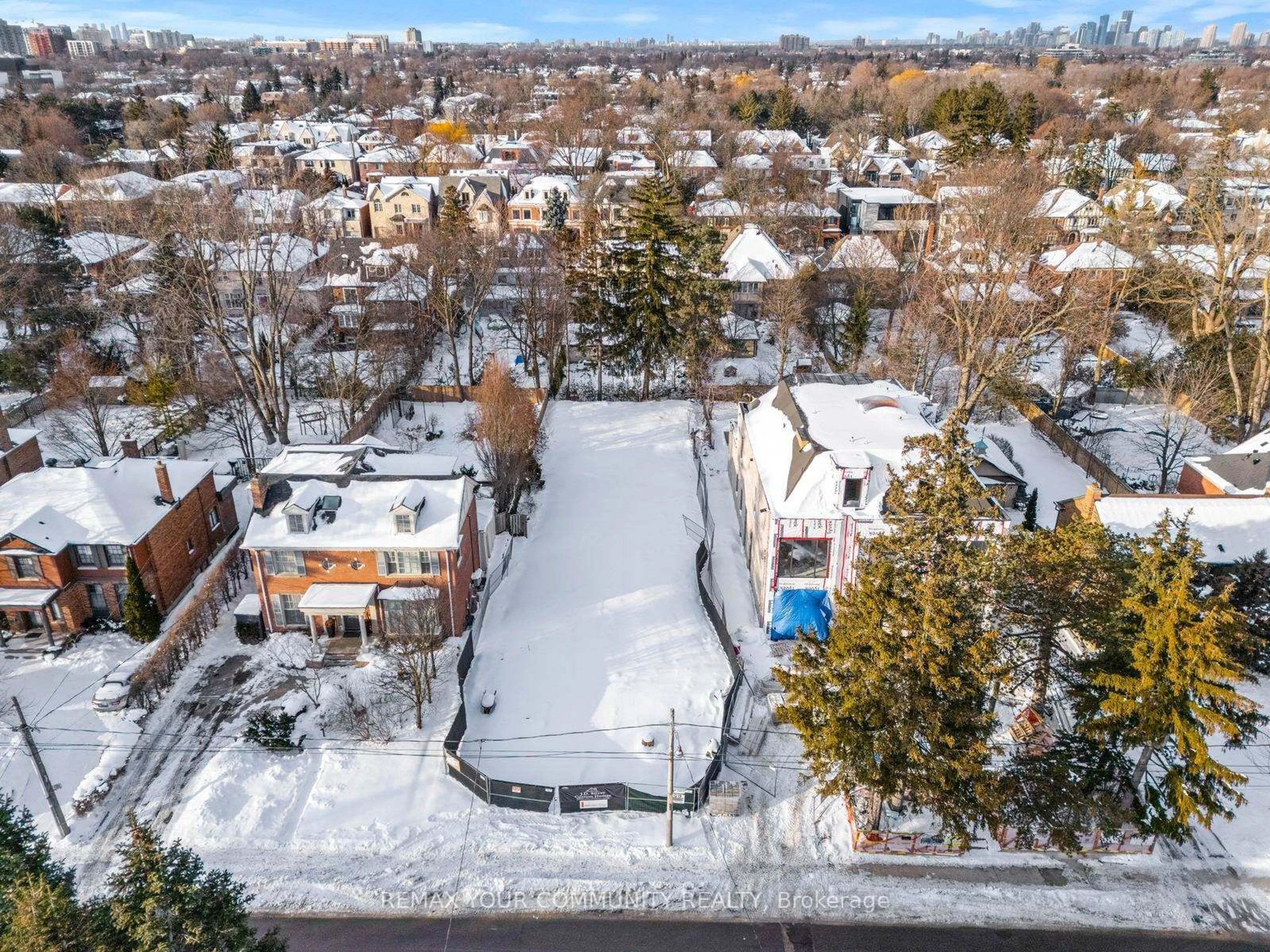 A pic from outside/outdoor area/front of a property/back of a property/a pic from drone, street for 390 Glencairn Ave, Toronto Ontario M5N 1V1