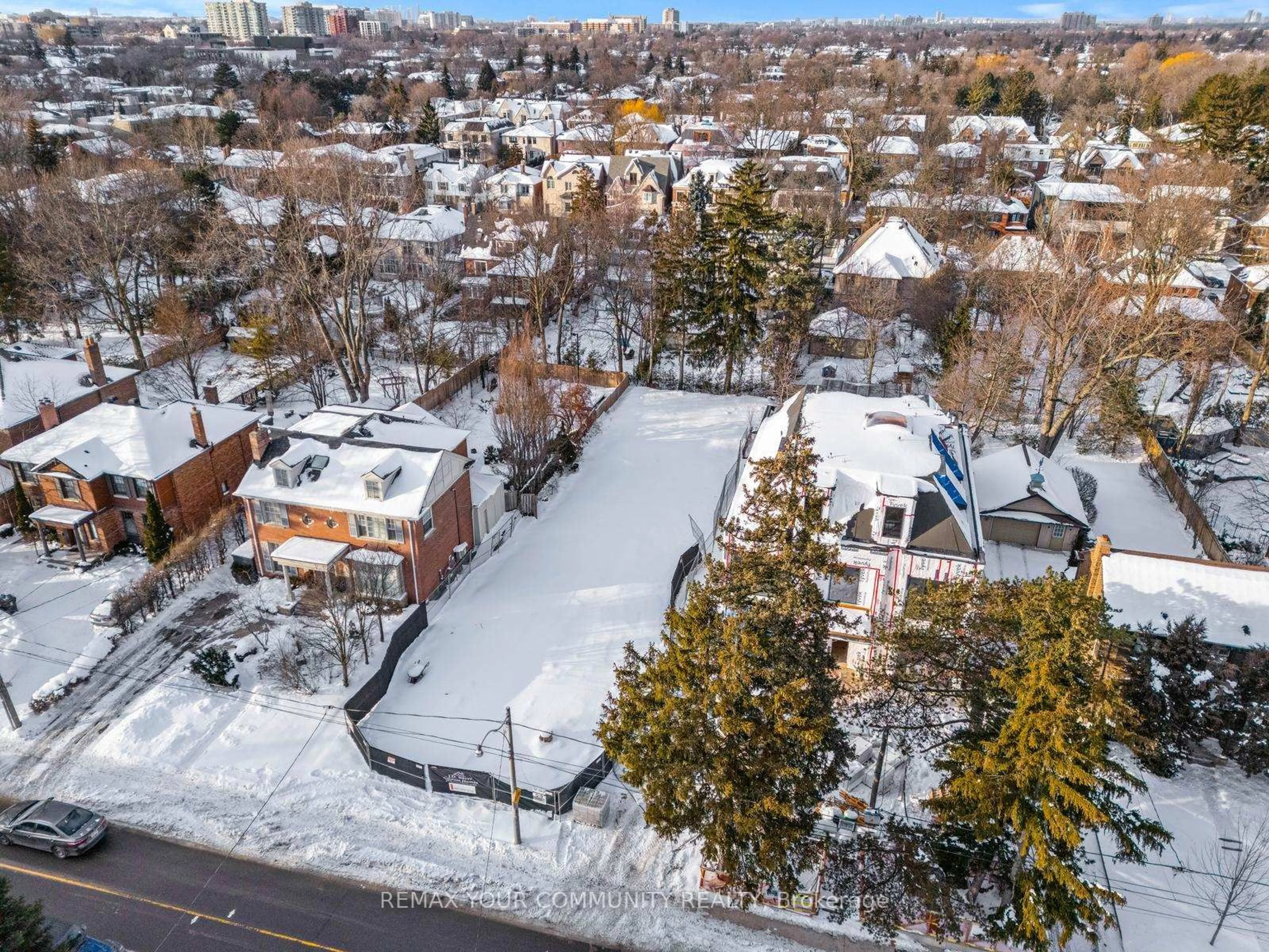 A pic from outside/outdoor area/front of a property/back of a property/a pic from drone, street for 390 Glencairn Ave, Toronto Ontario M5N 1V1