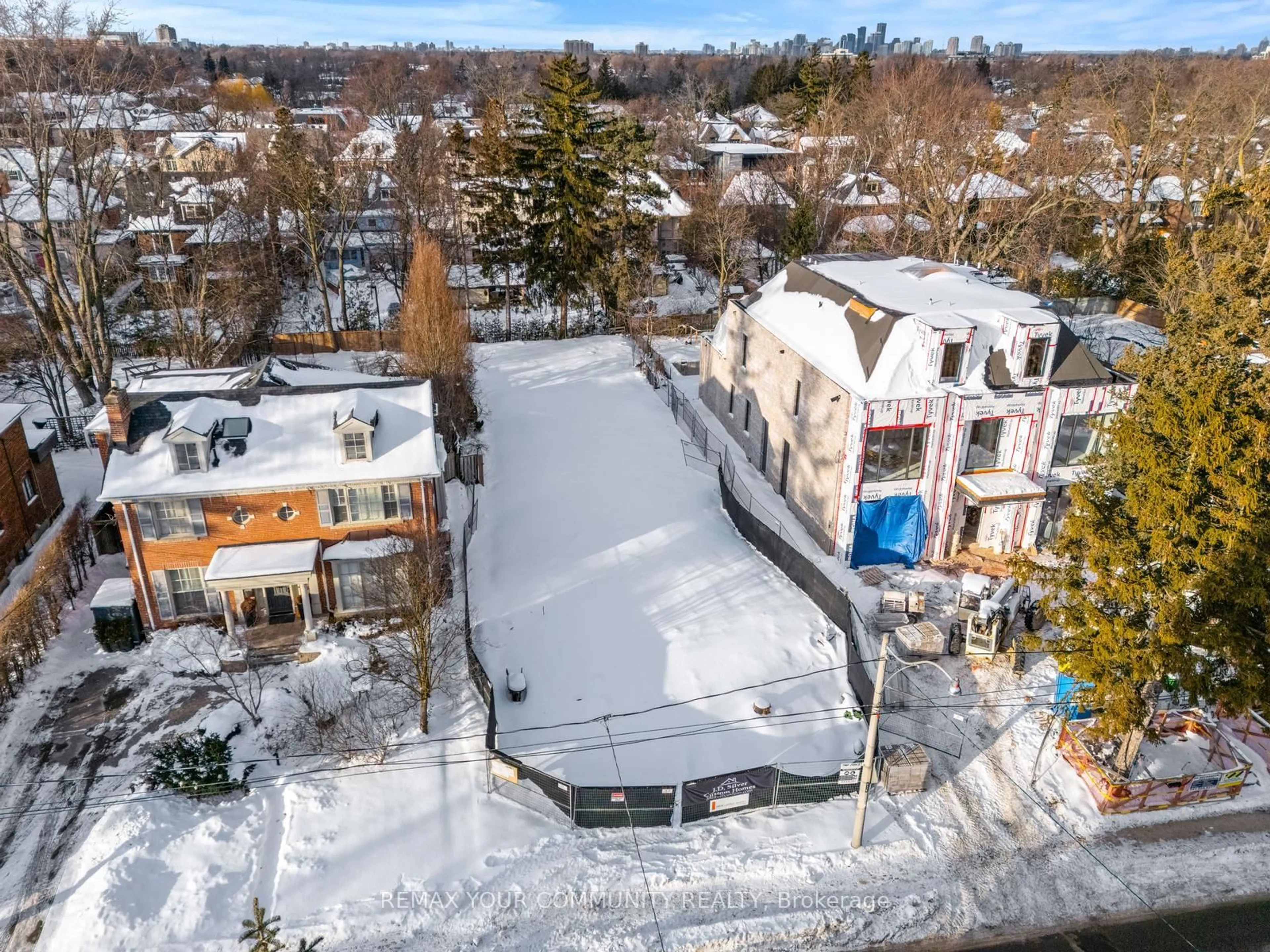 A pic from outside/outdoor area/front of a property/back of a property/a pic from drone, street for 390 Glencairn Ave, Toronto Ontario M5N 1V1