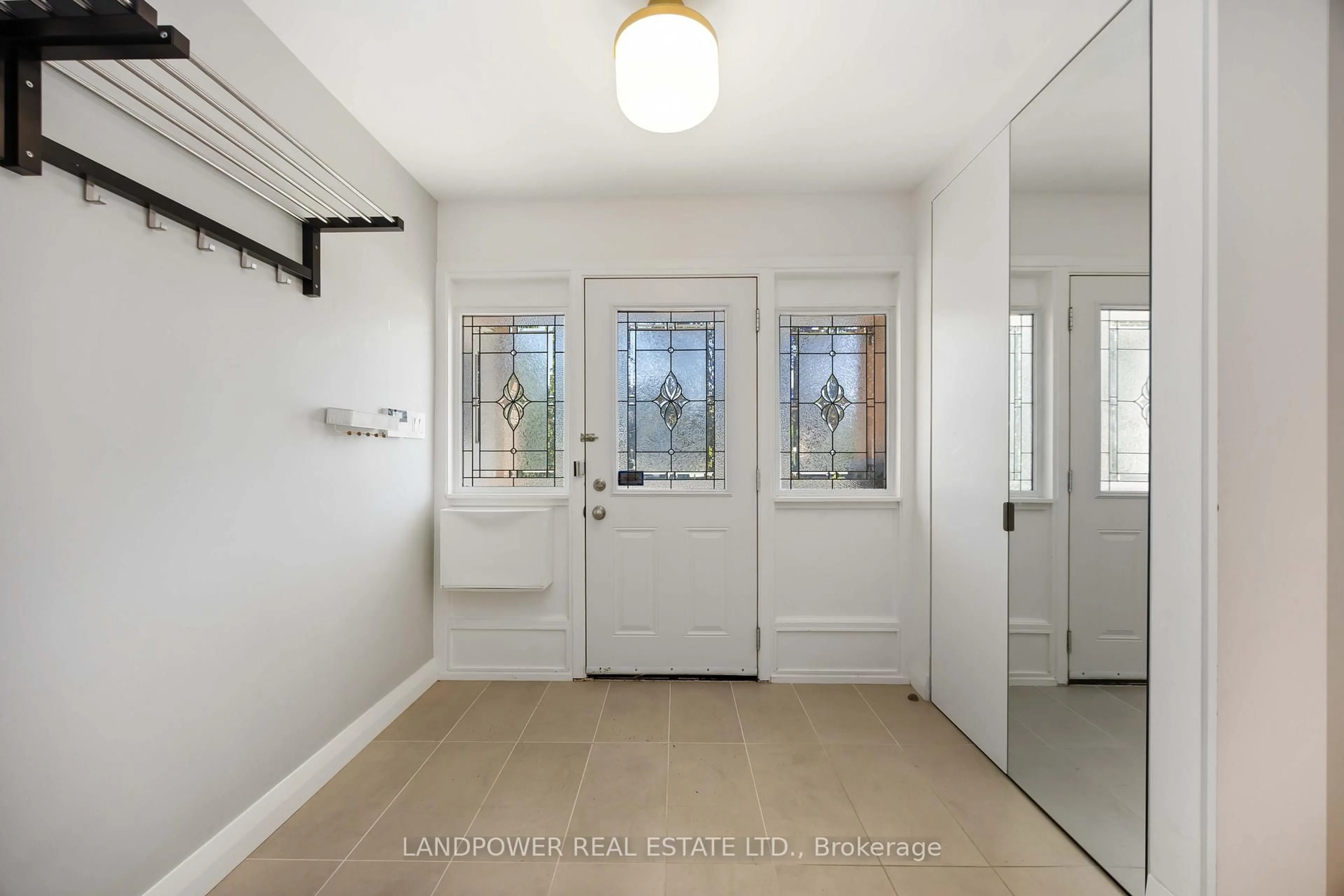 Indoor entryway for 48 Marowyne Dr, Toronto Ontario M2J 2A5