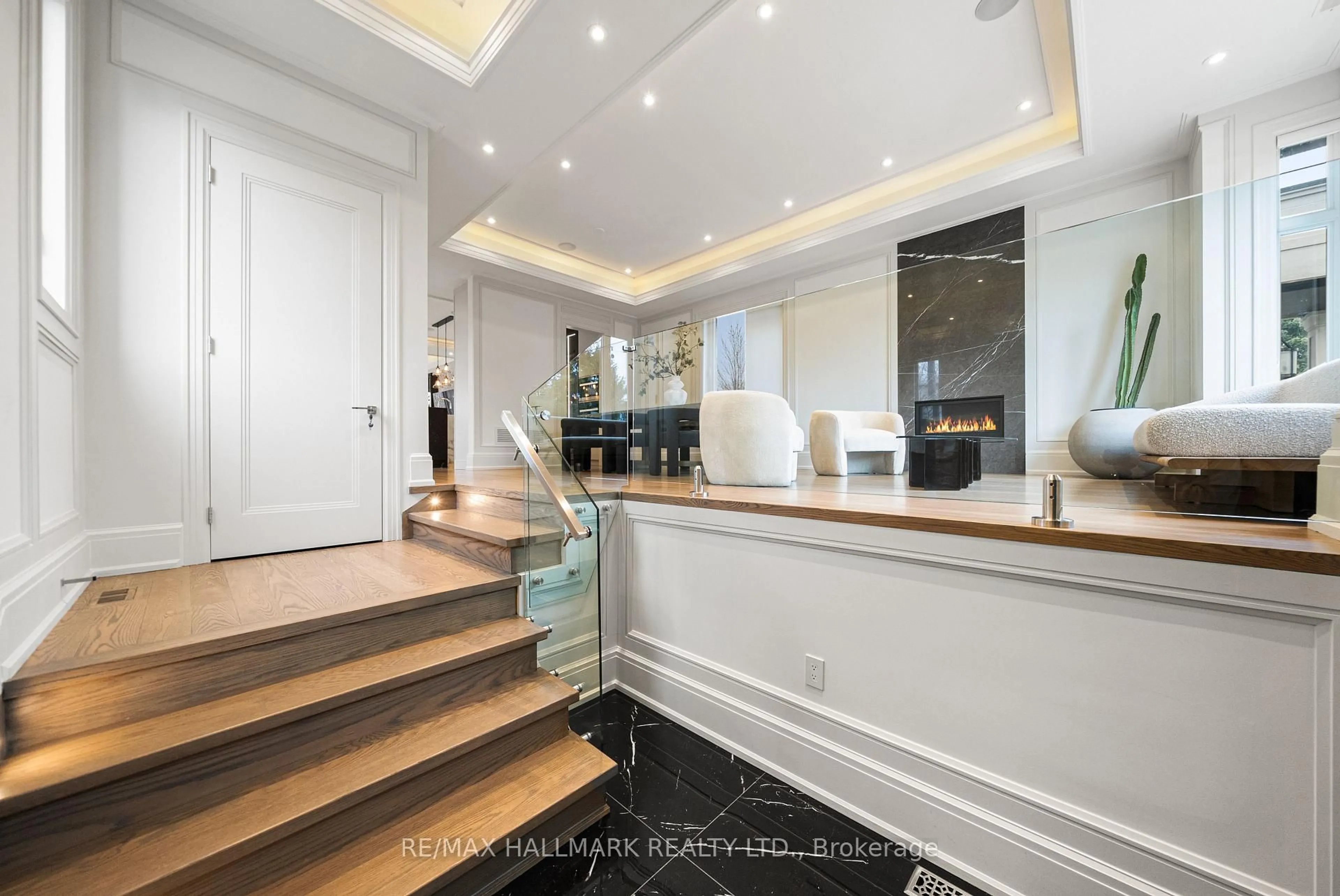 Indoor foyer for 210 Horsham Ave, Toronto Ontario M2N 2A5