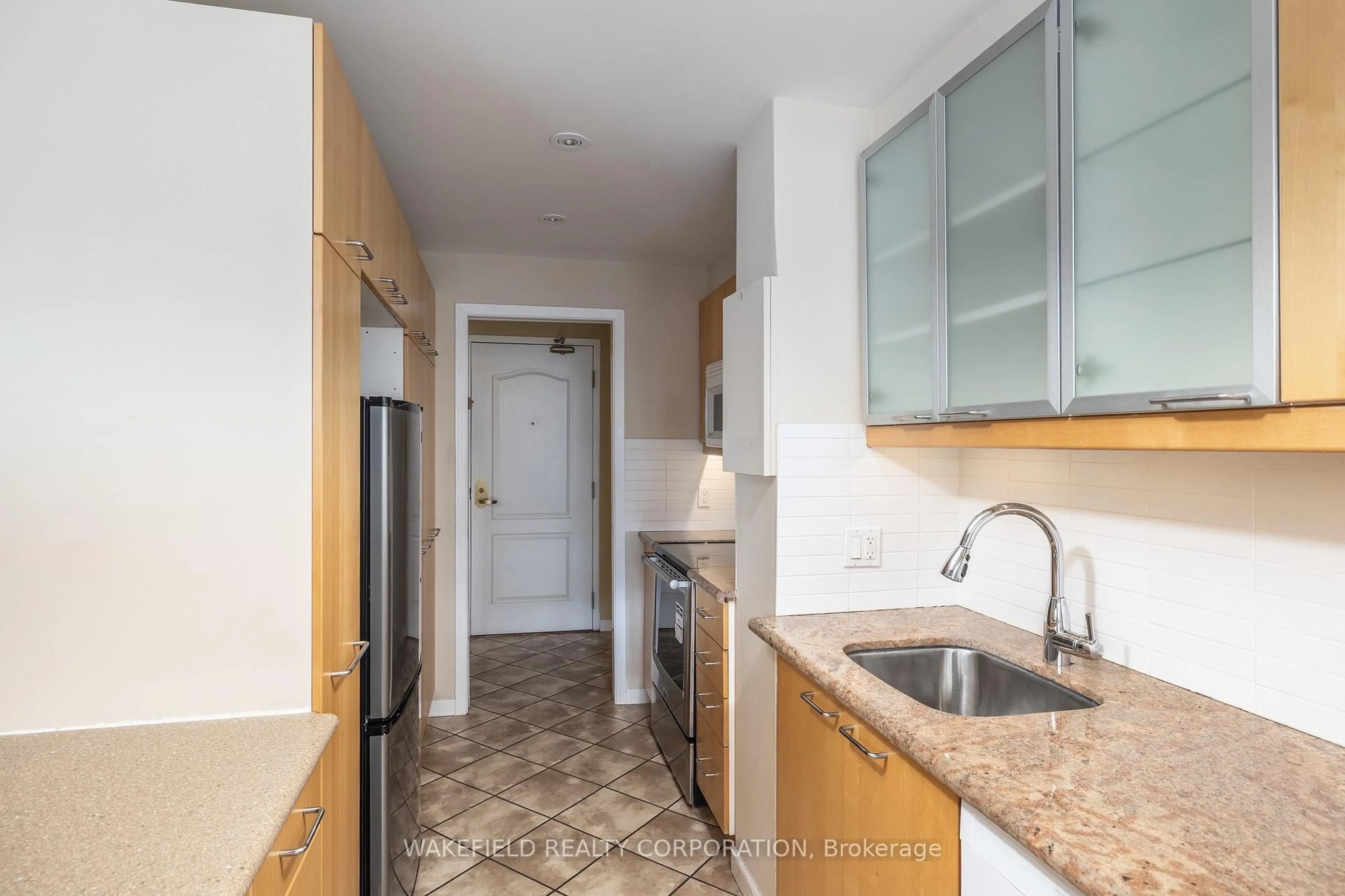 Standard kitchen, ceramic/tile floor for 21 Dale Ave ## 635, Toronto Ontario M4W 1K3