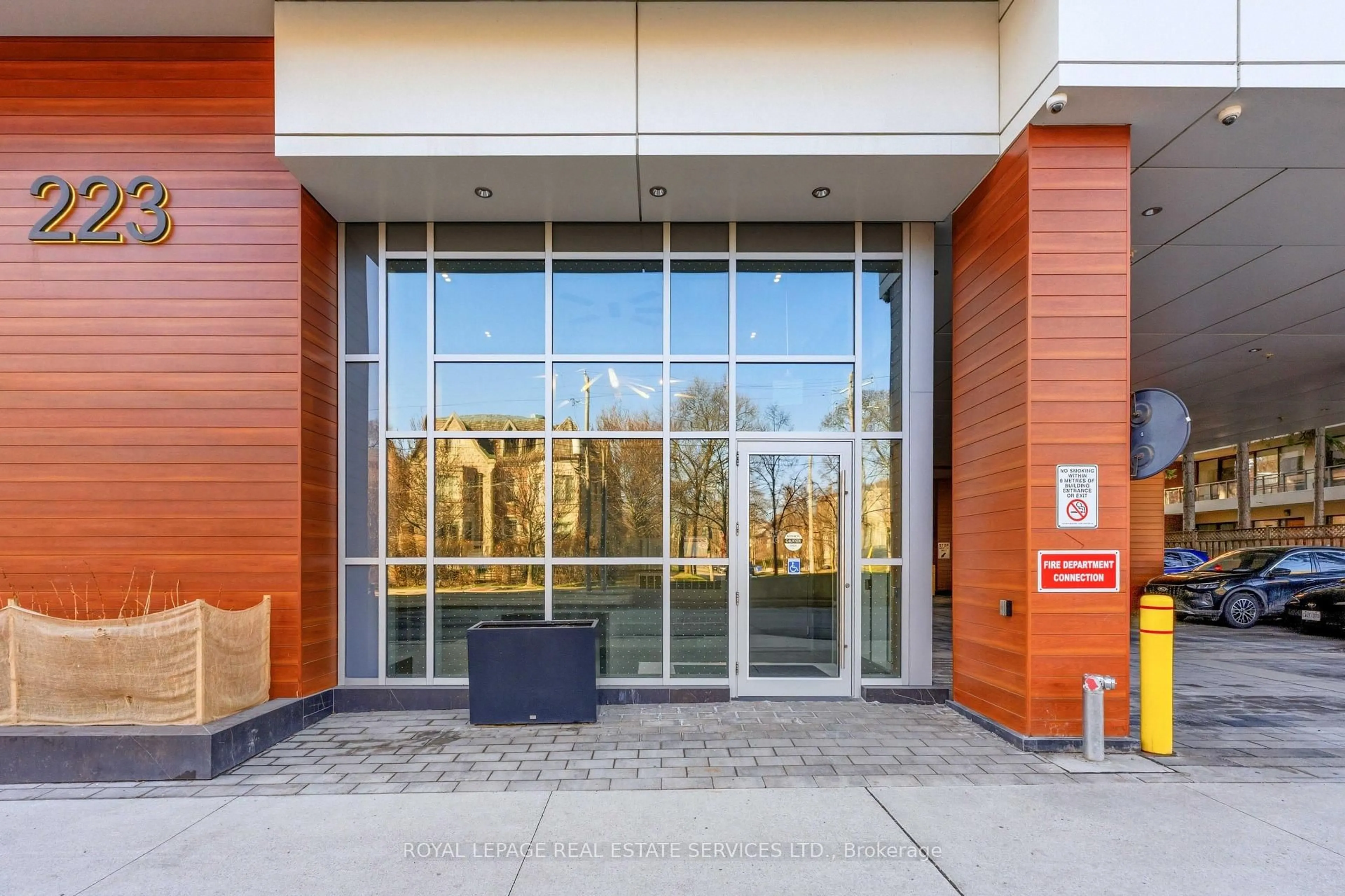 Indoor foyer for 223 St Clair Ave #508, Toronto Ontario M4V 0A5