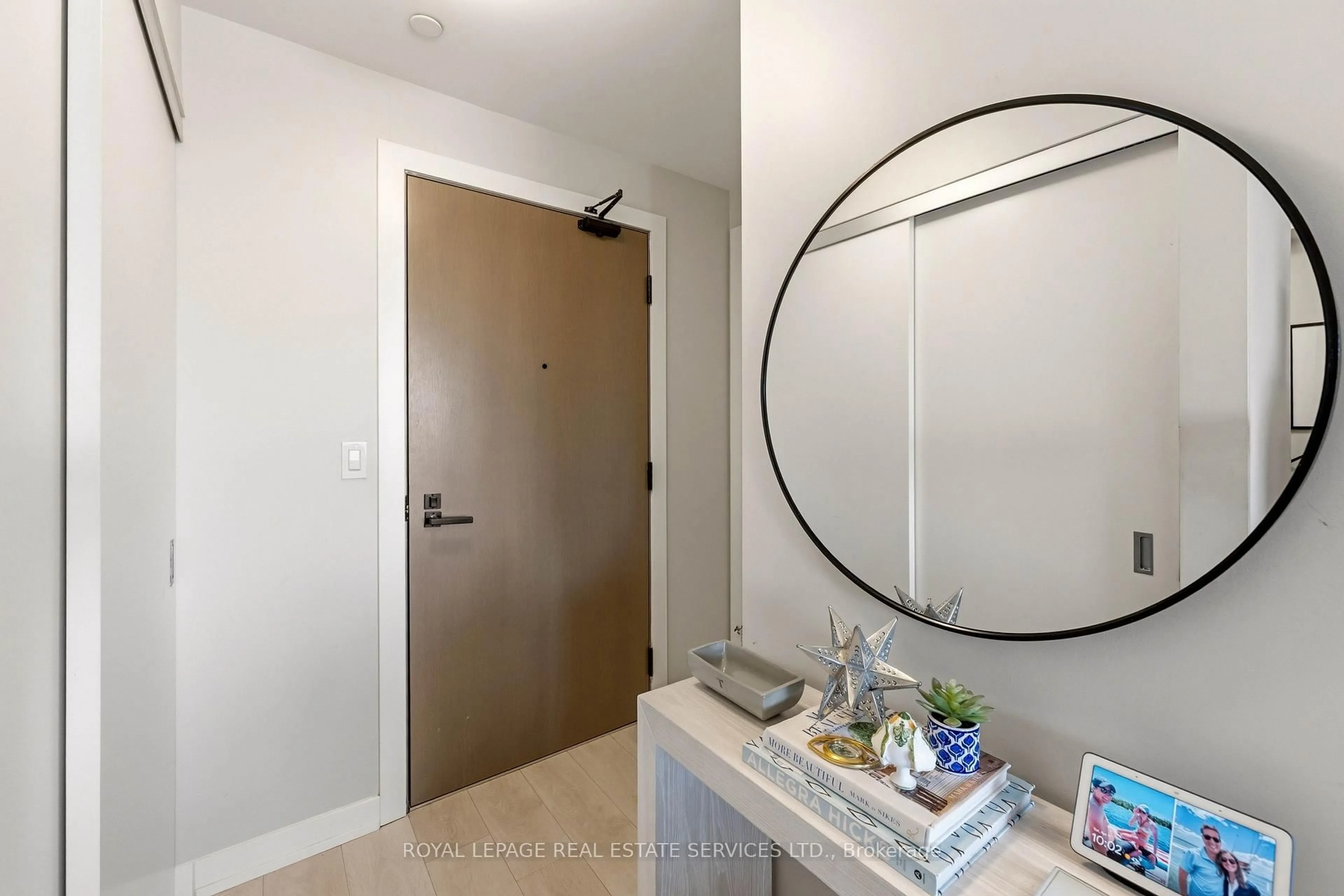 Indoor entryway for 223 St Clair Ave #508, Toronto Ontario M4V 0A5