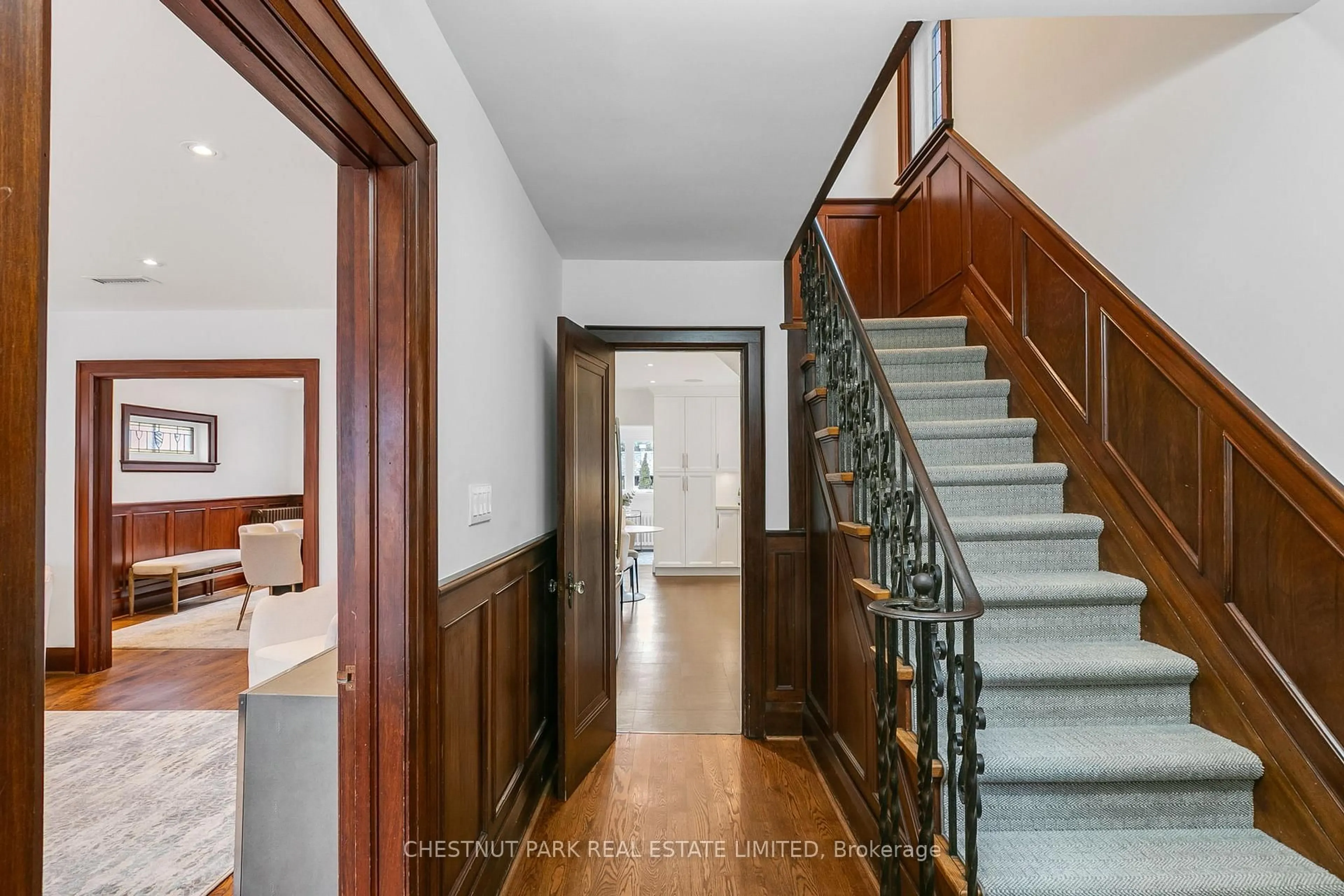 Indoor foyer for 7 Fleming Cres, Toronto Ontario M4G 2A9