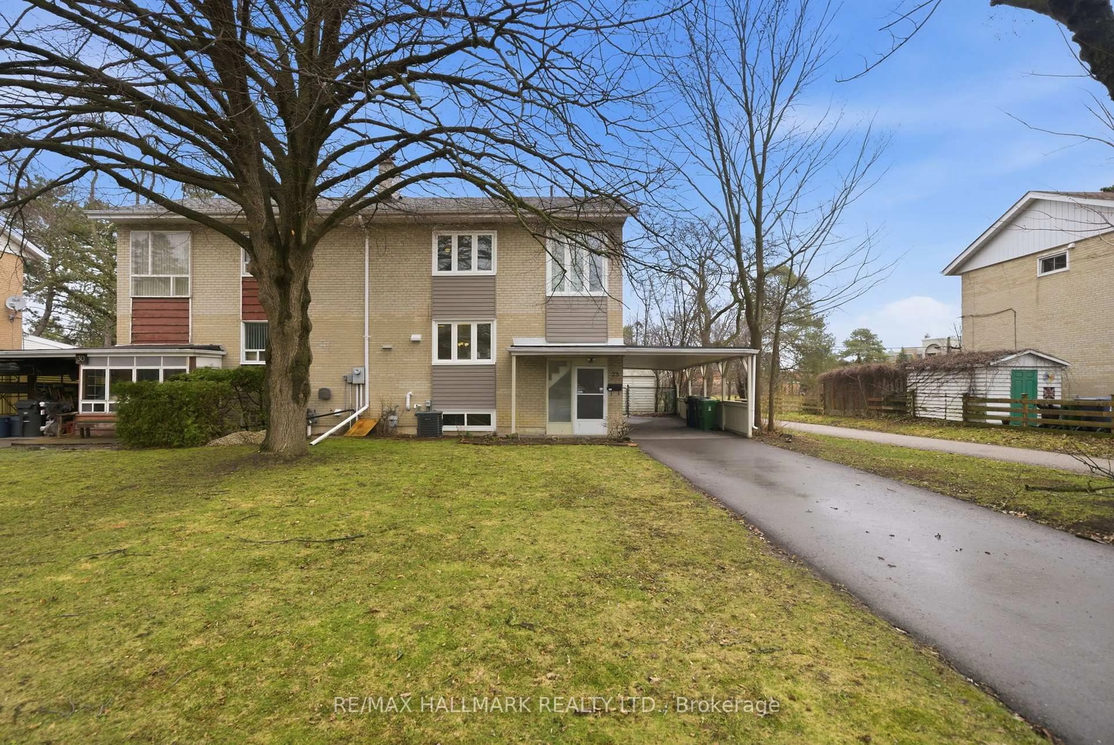 A pic from outside/outdoor area/front of a property/back of a property/a pic from drone, street for 28 Langbourne Pl, Toronto Ontario M3B 1A9